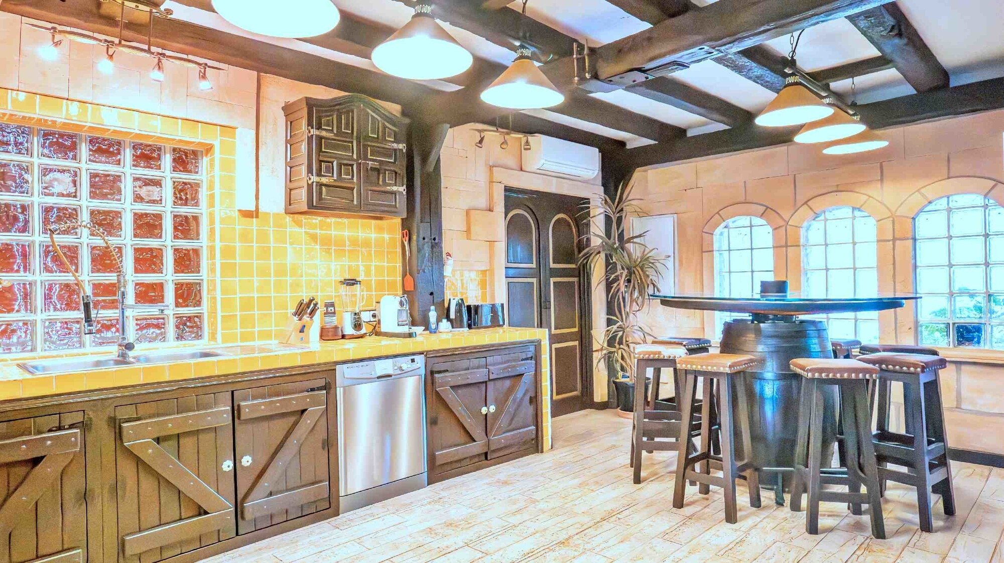 Semi-detached house in a quiet location with swimming pool and garage