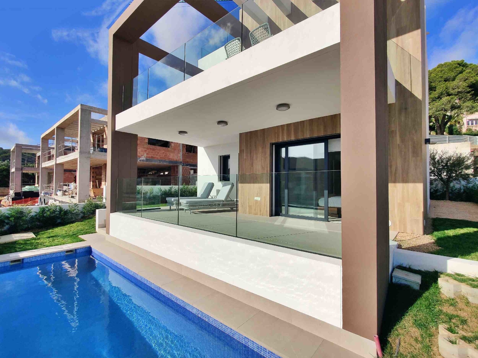 NUEVA CONSTRUCCIÓN: Casa adosada con 3 dormitorios y piscina privada