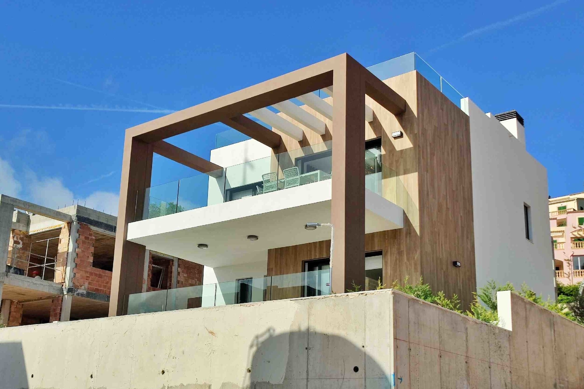 NUEVA CONSTRUCCIÓN: Casa adosada con 3 dormitorios y piscina privada