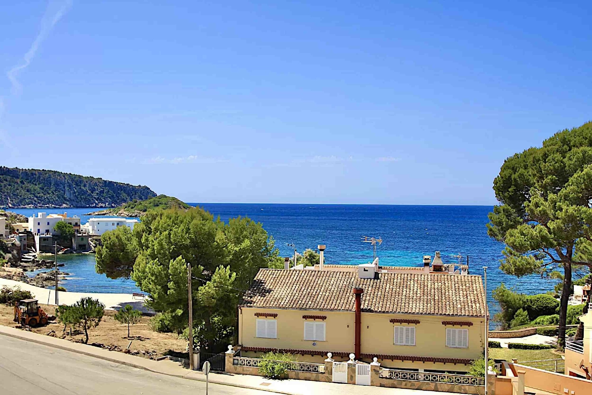 Apartment with three terraces in second sea line