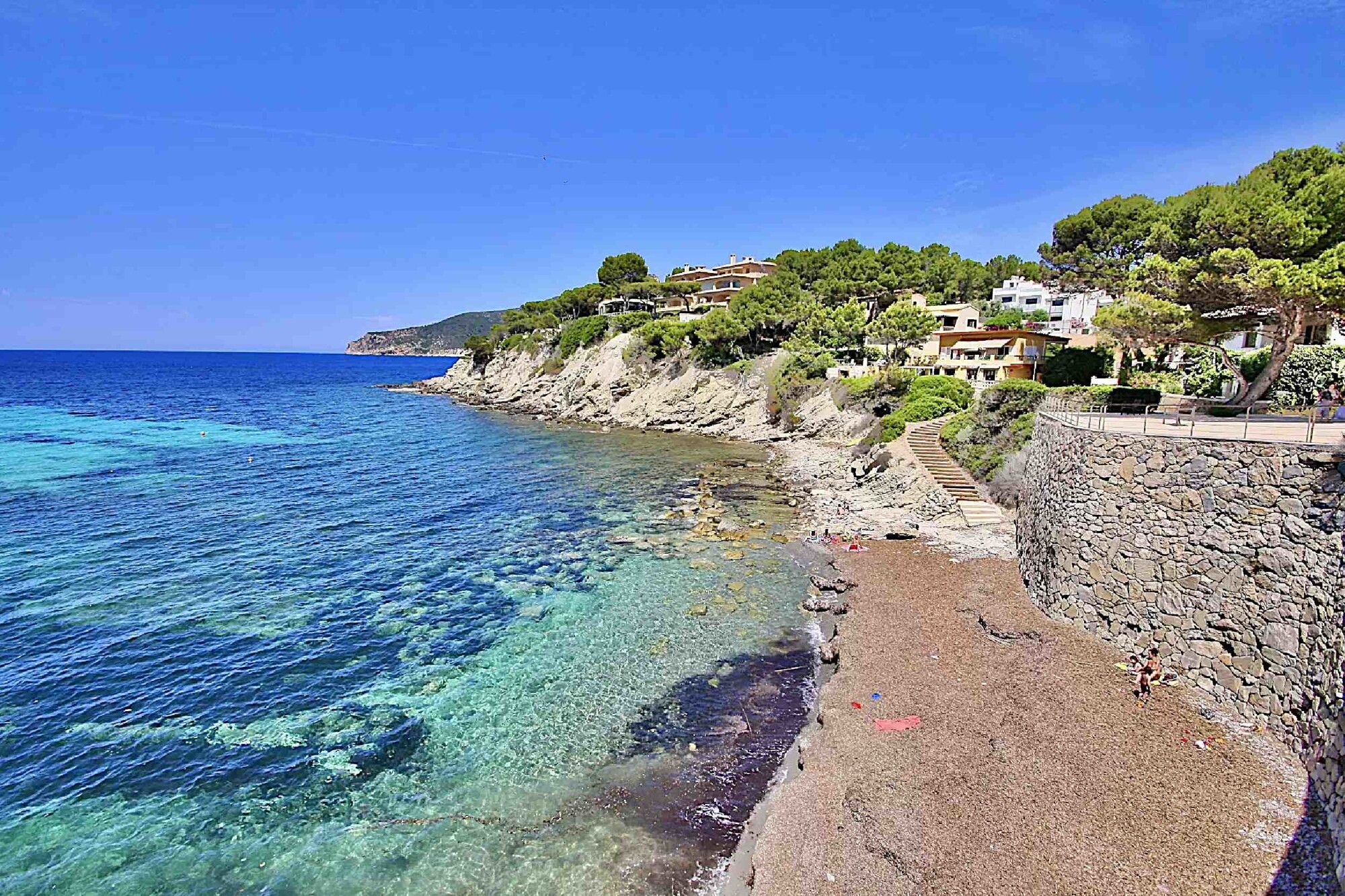 Apartment with three terraces in second sea line