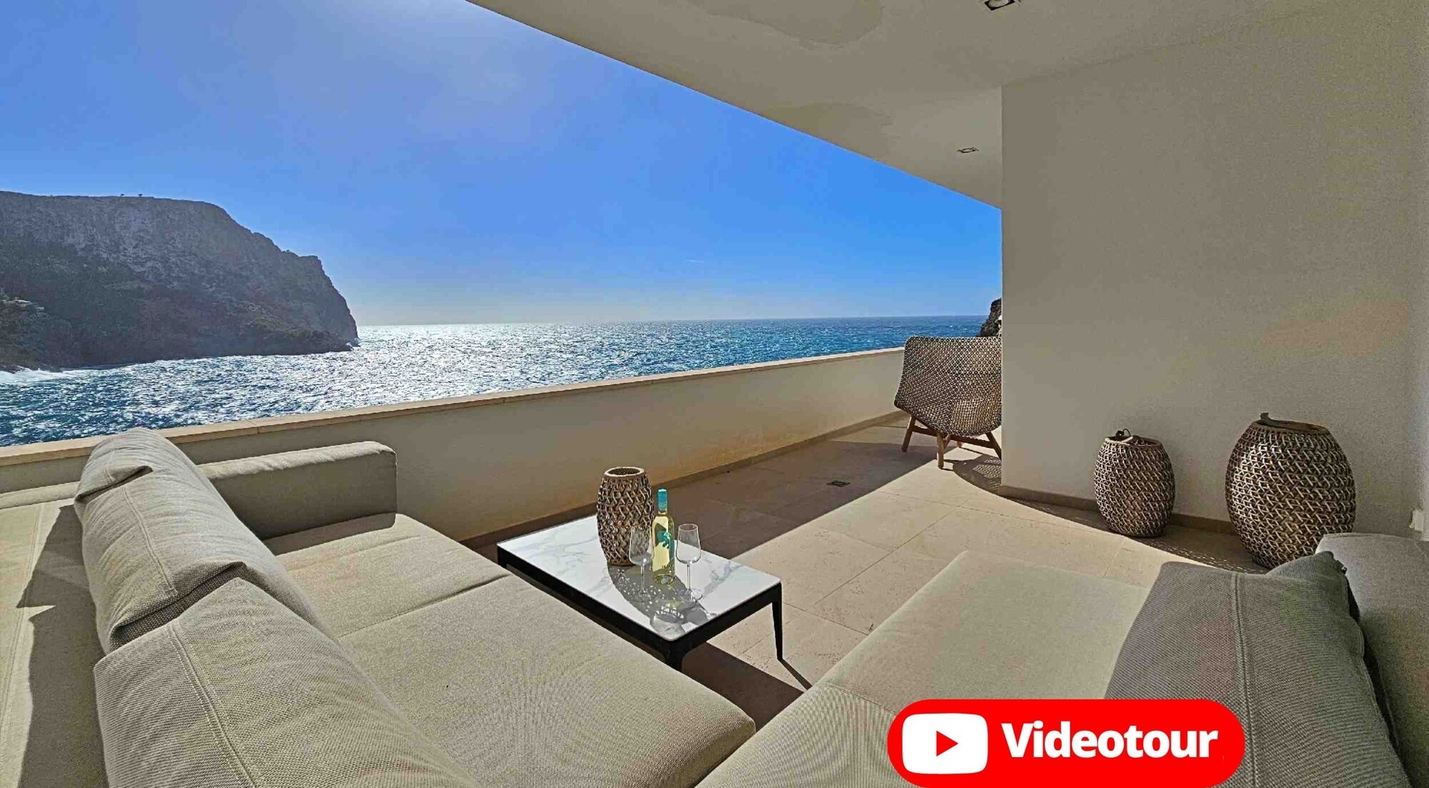 Stylish apartment with spectacular sea views