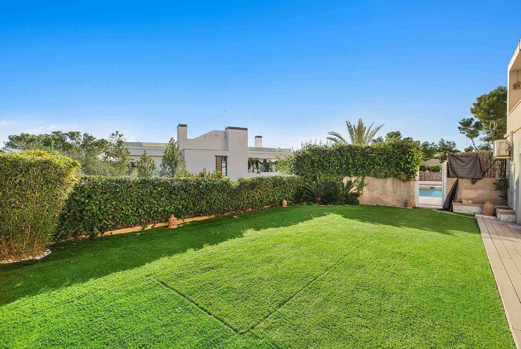 Großzügiges Apartment mit Garten und Meerblick