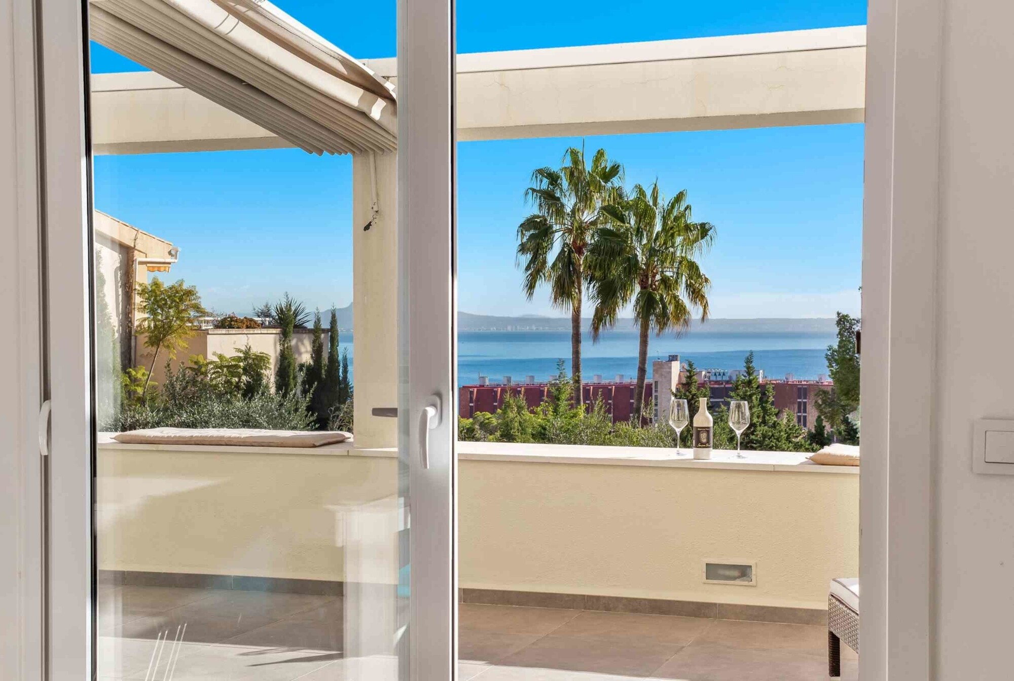 Großzügiges Apartment mit Garten und Meerblick