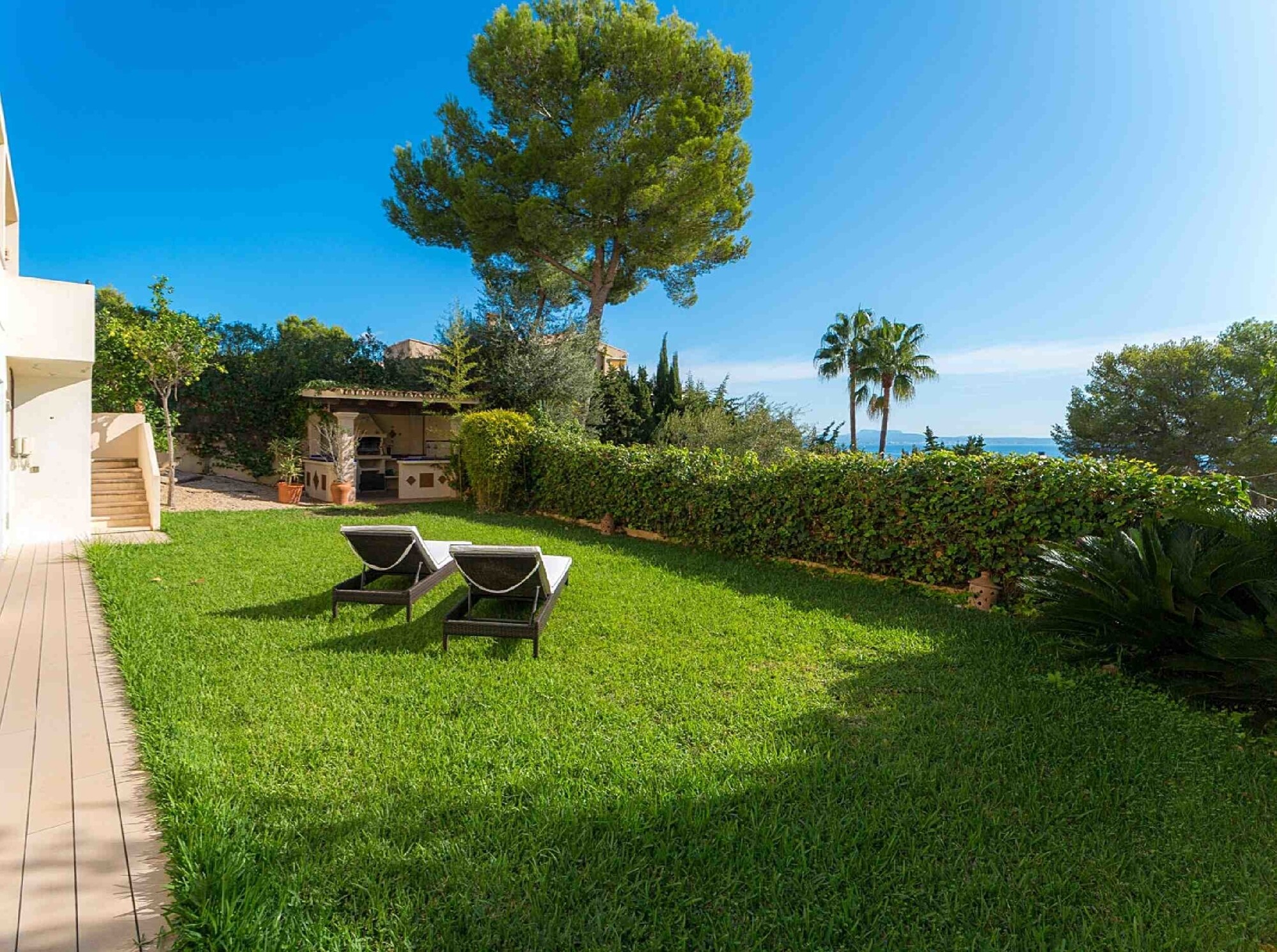 Großzügiges Apartment mit Garten und Meerblick