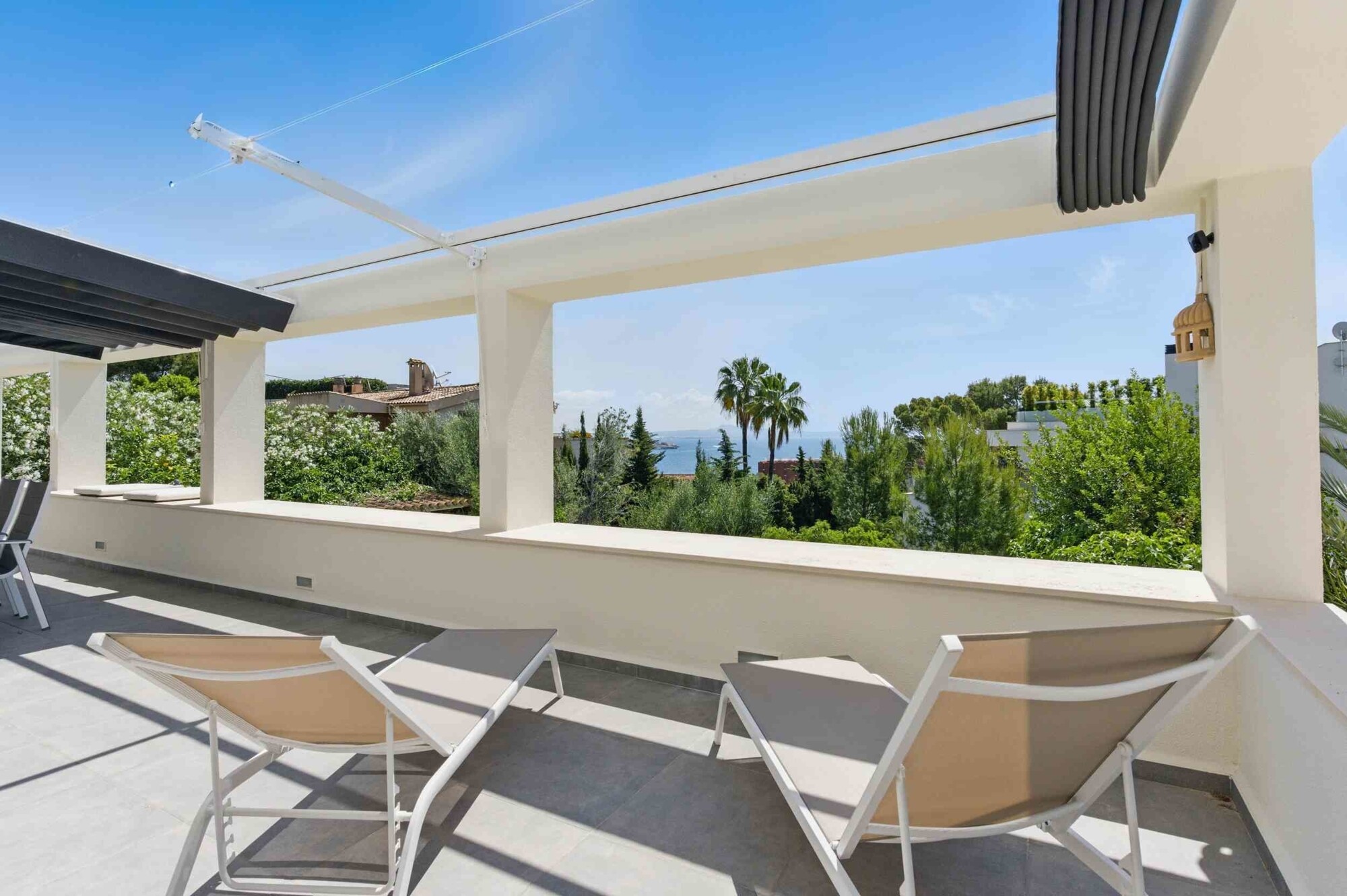 Großzügiges Apartment mit Garten und Meerblick