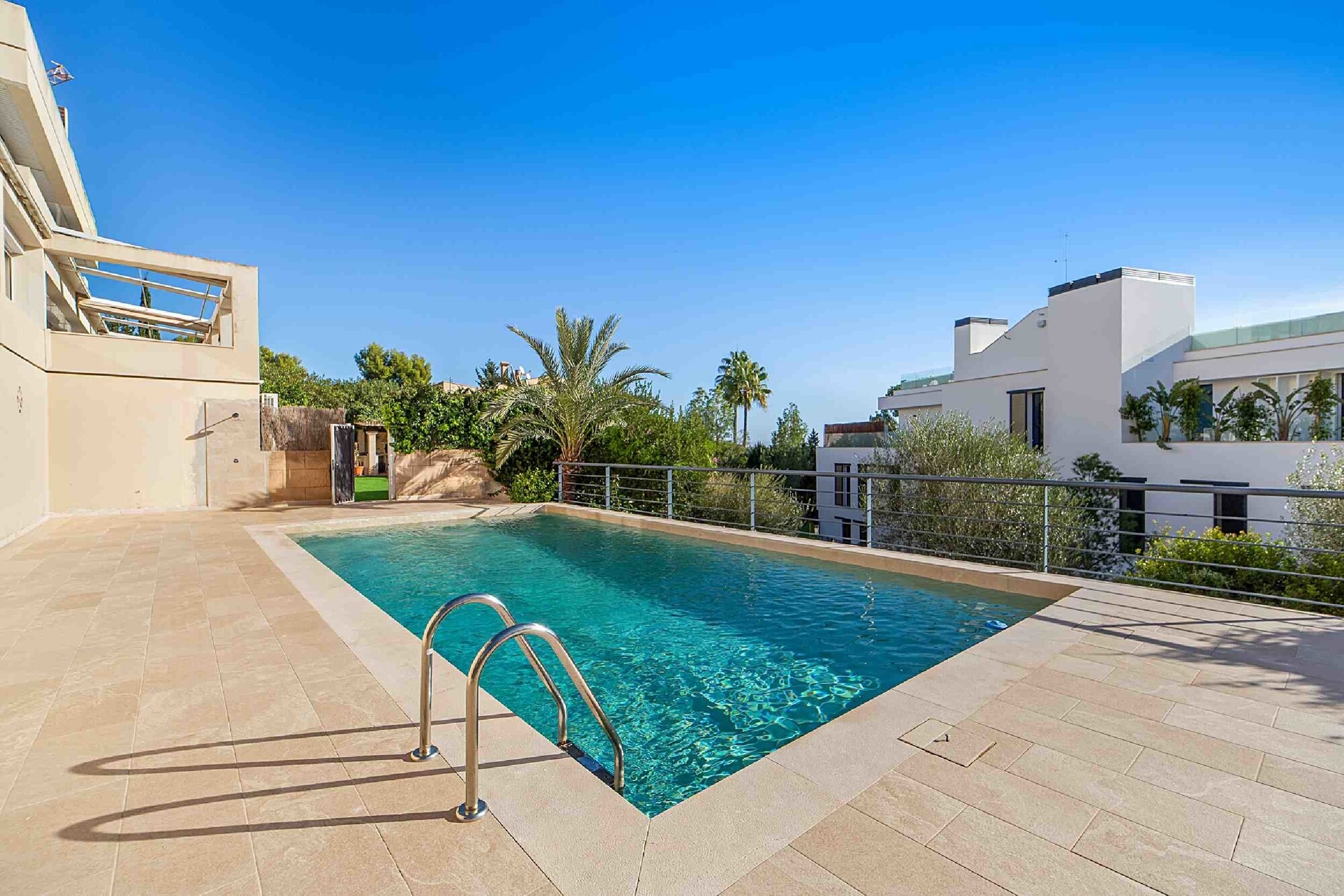 Großzügiges Apartment mit Garten und Meerblick