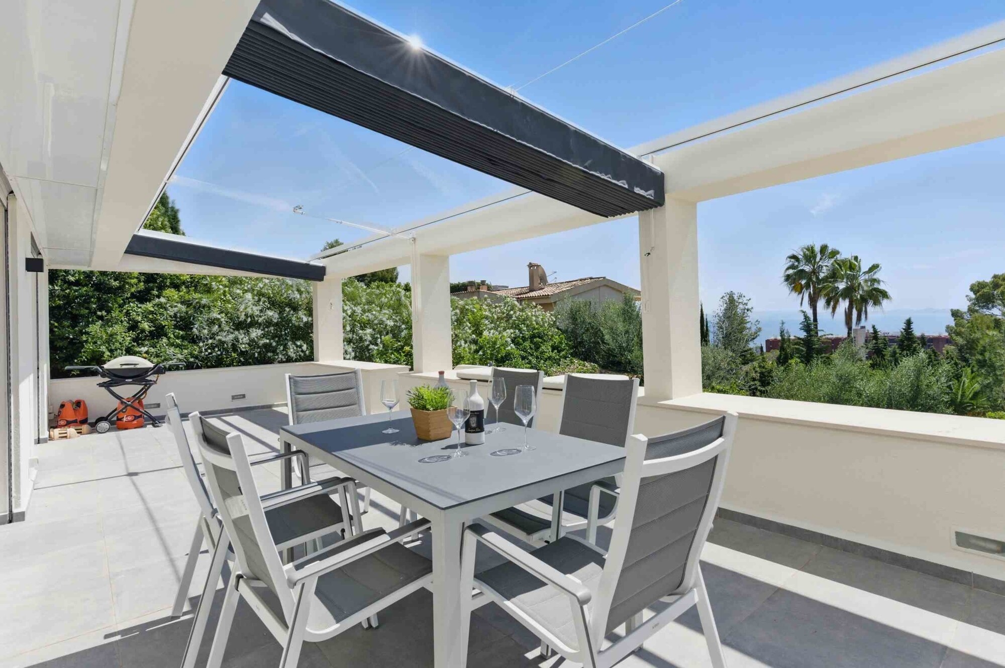 Großzügiges Apartment mit Garten und Meerblick
