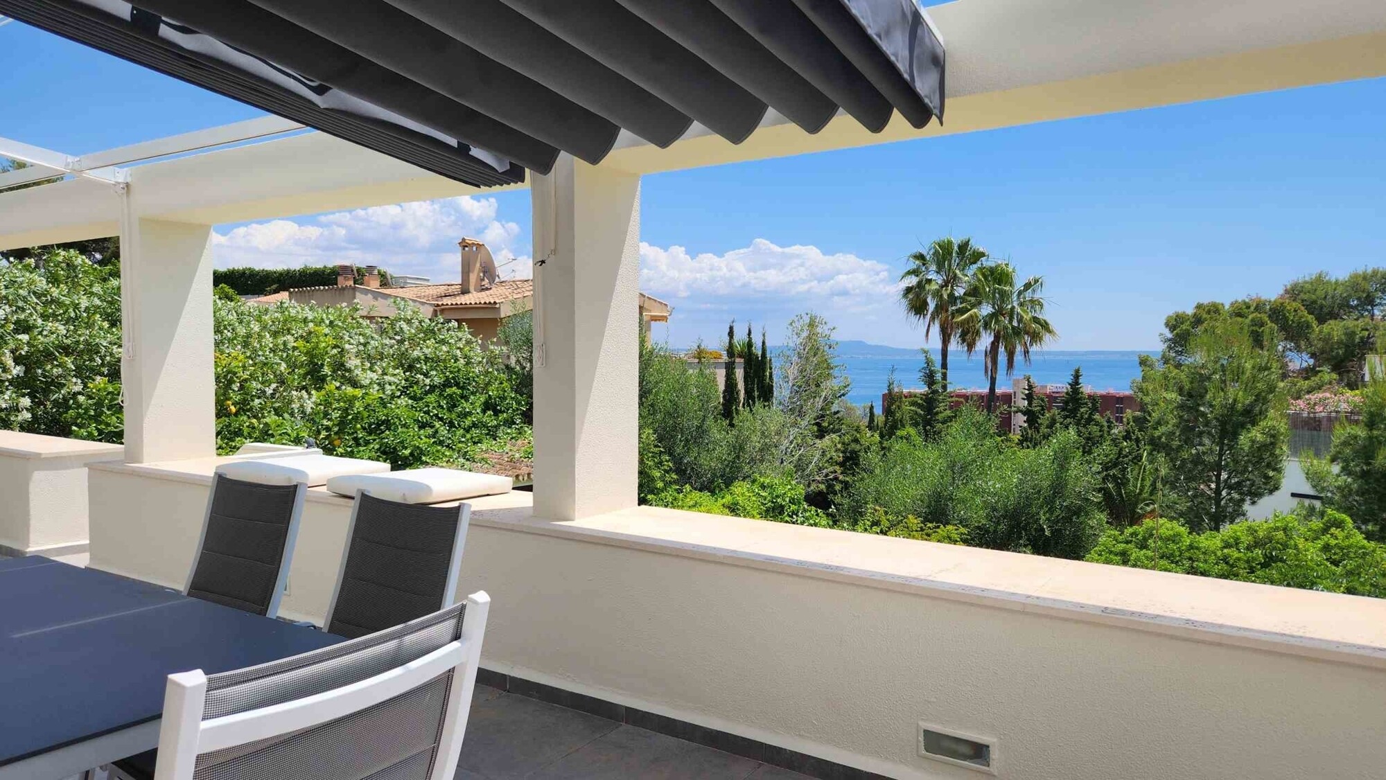 Großzügiges Apartment mit Garten und Meerblick