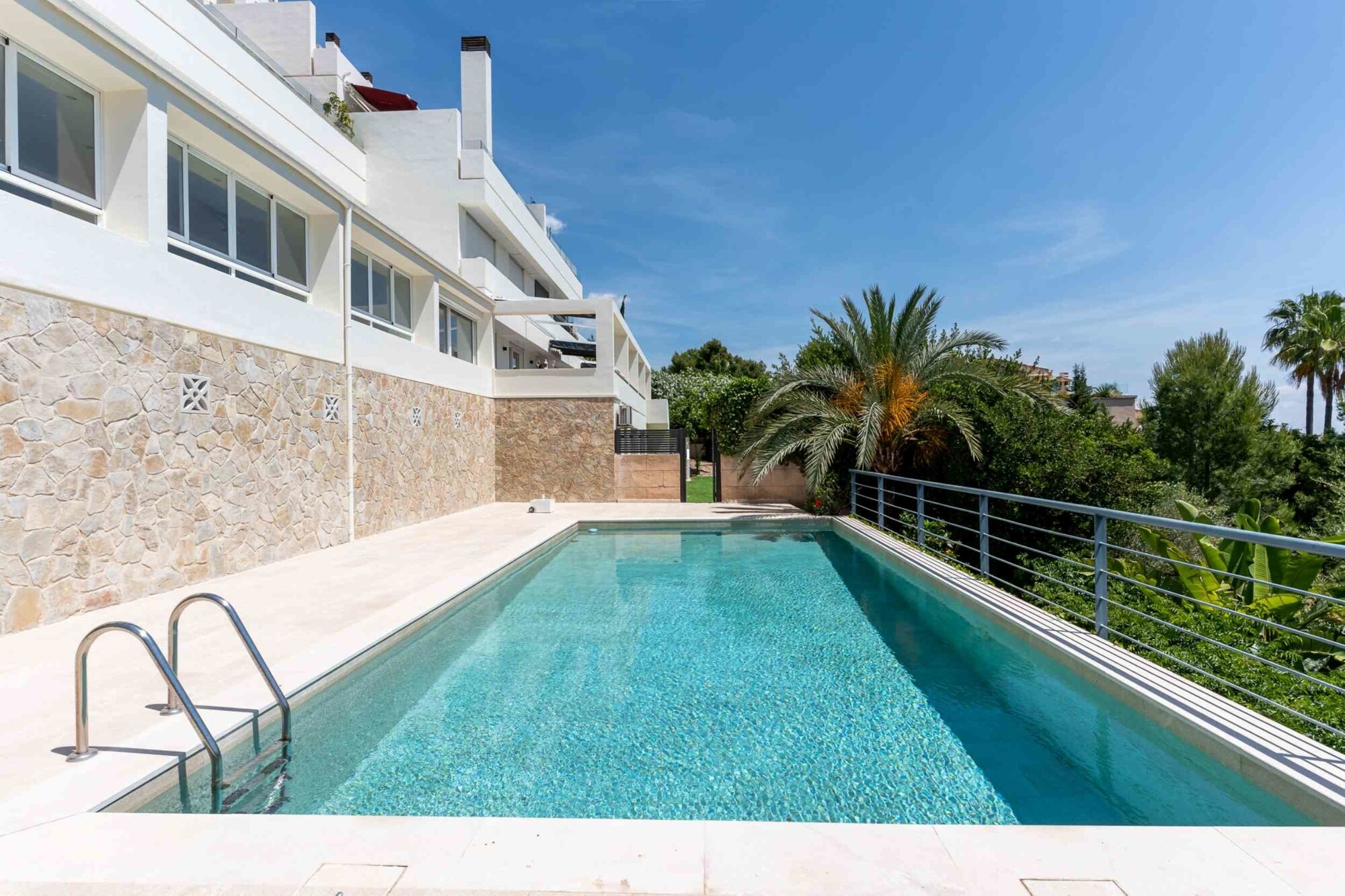 Großzügiges Apartment mit Garten und Meerblick