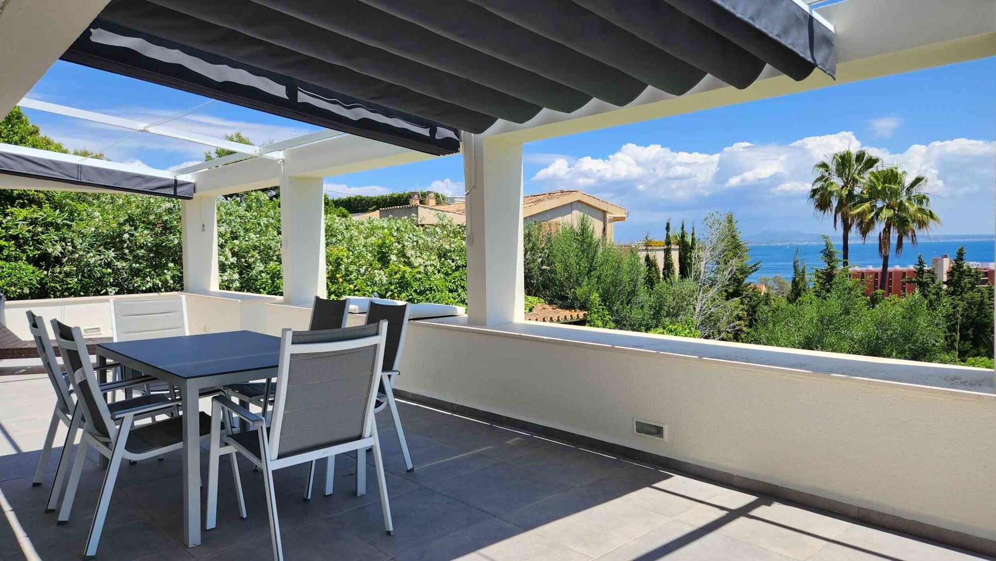 Großzügiges Apartment mit Garten und Meerblick