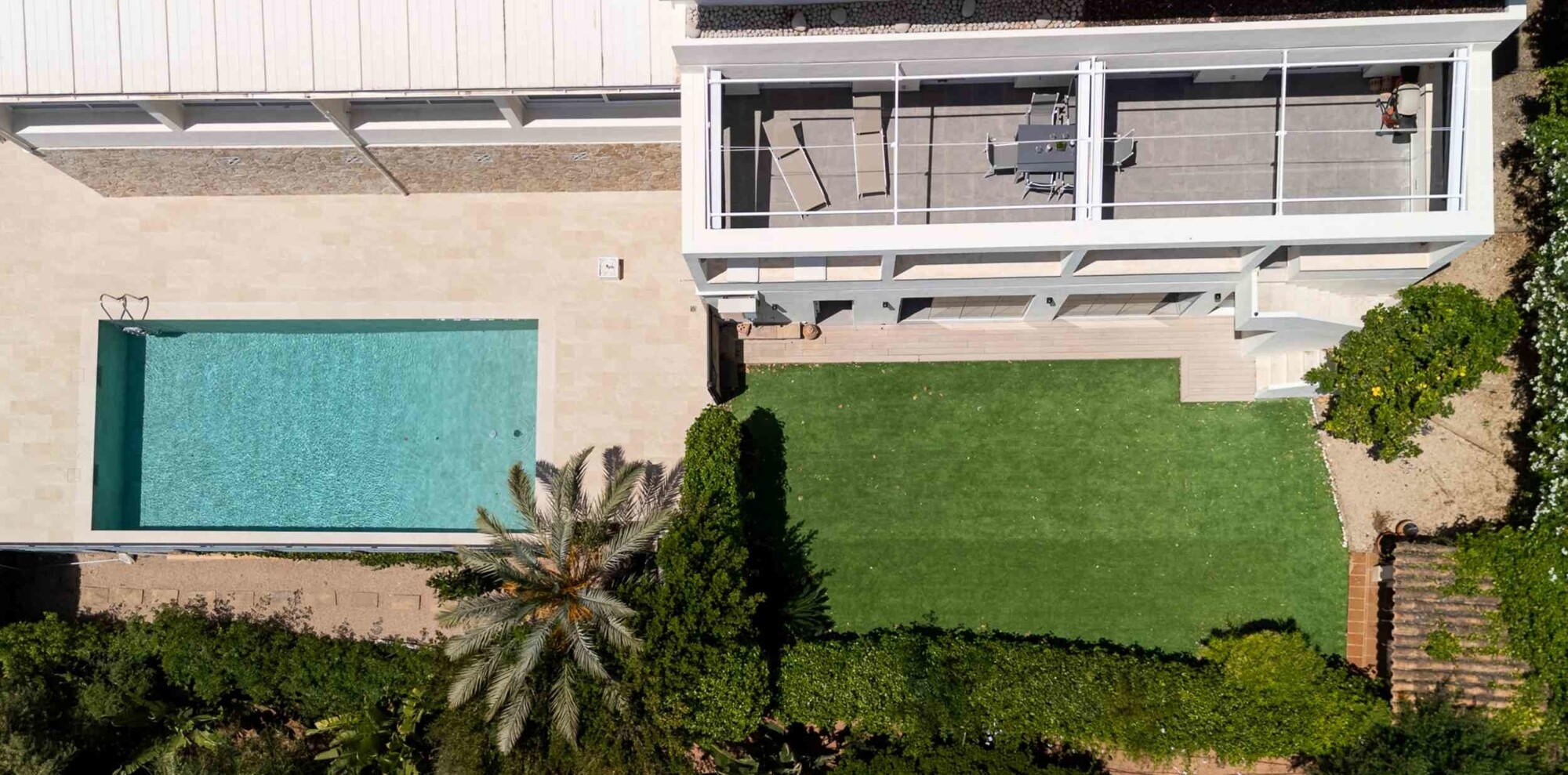 Großzügiges Apartment mit Garten und Meerblick