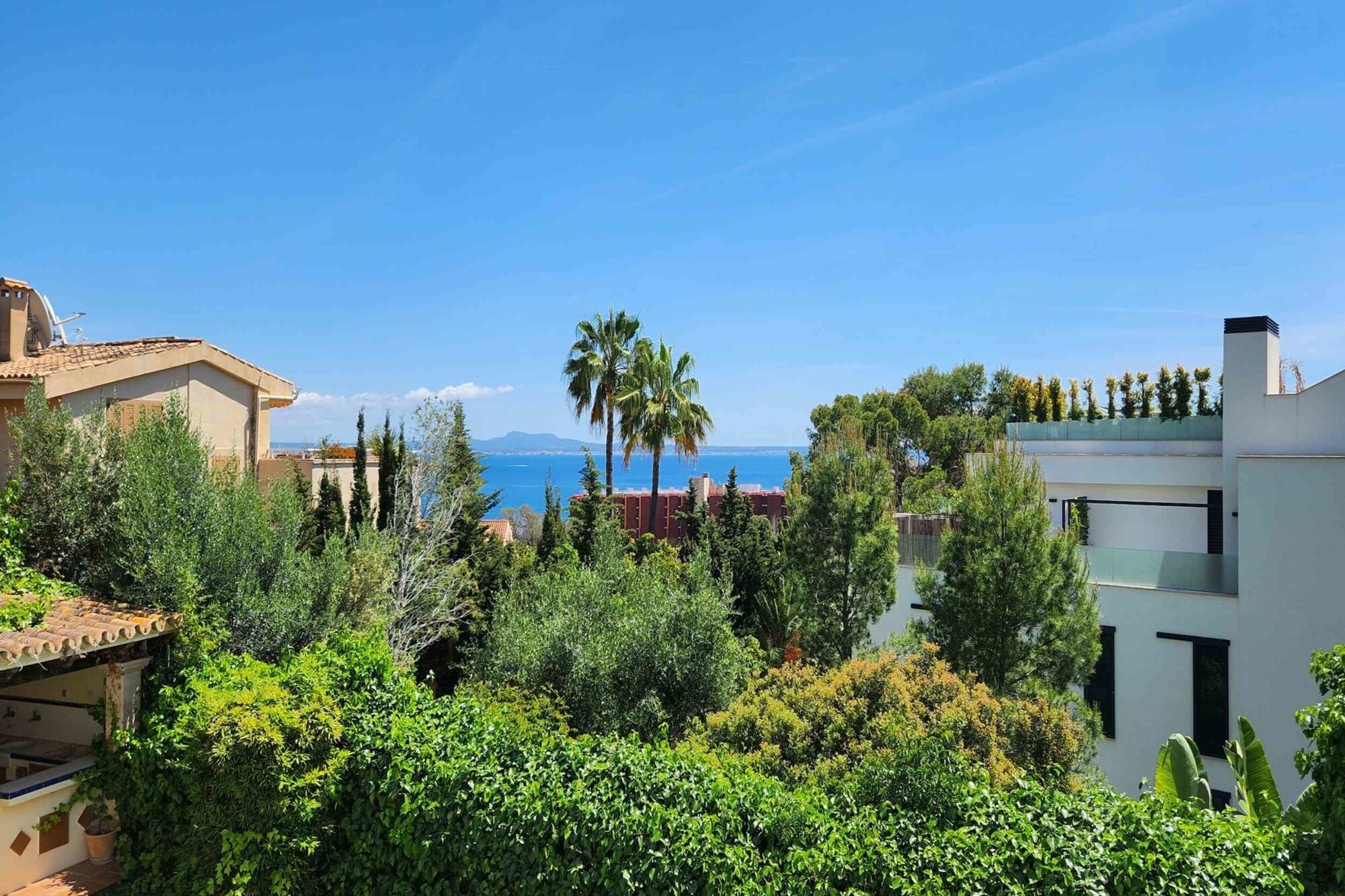 Großzügiges Apartment mit Garten und Meerblick