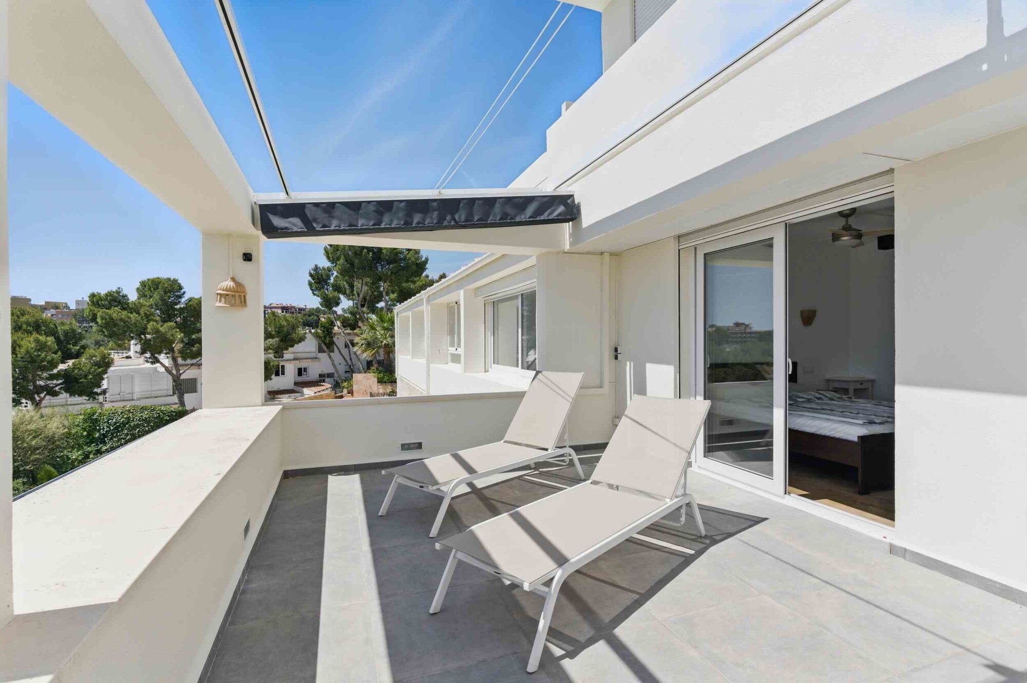 Großzügiges Apartment mit Garten und Meerblick