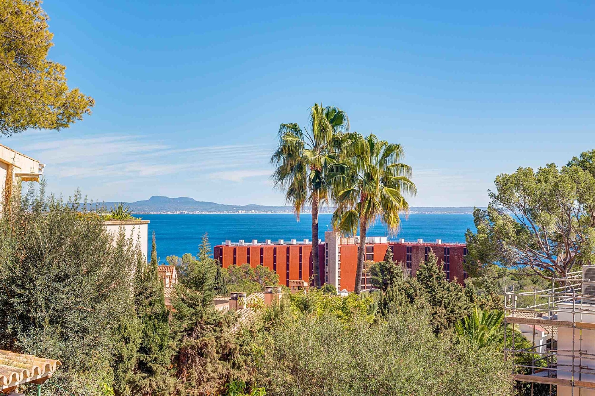 Spacious apartment with garden and sea view