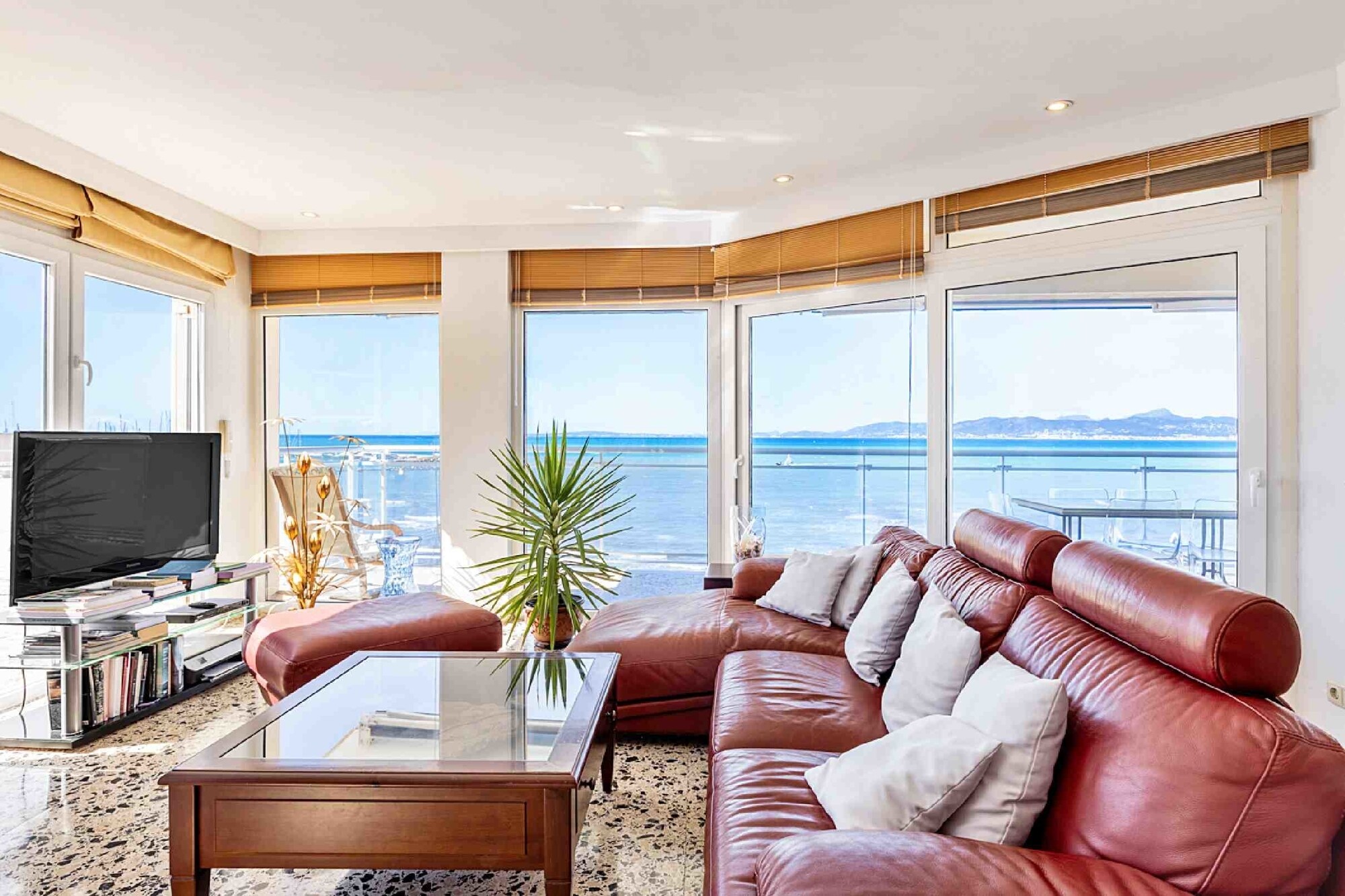 INVESTMENT: Spacious apartment in first sea line