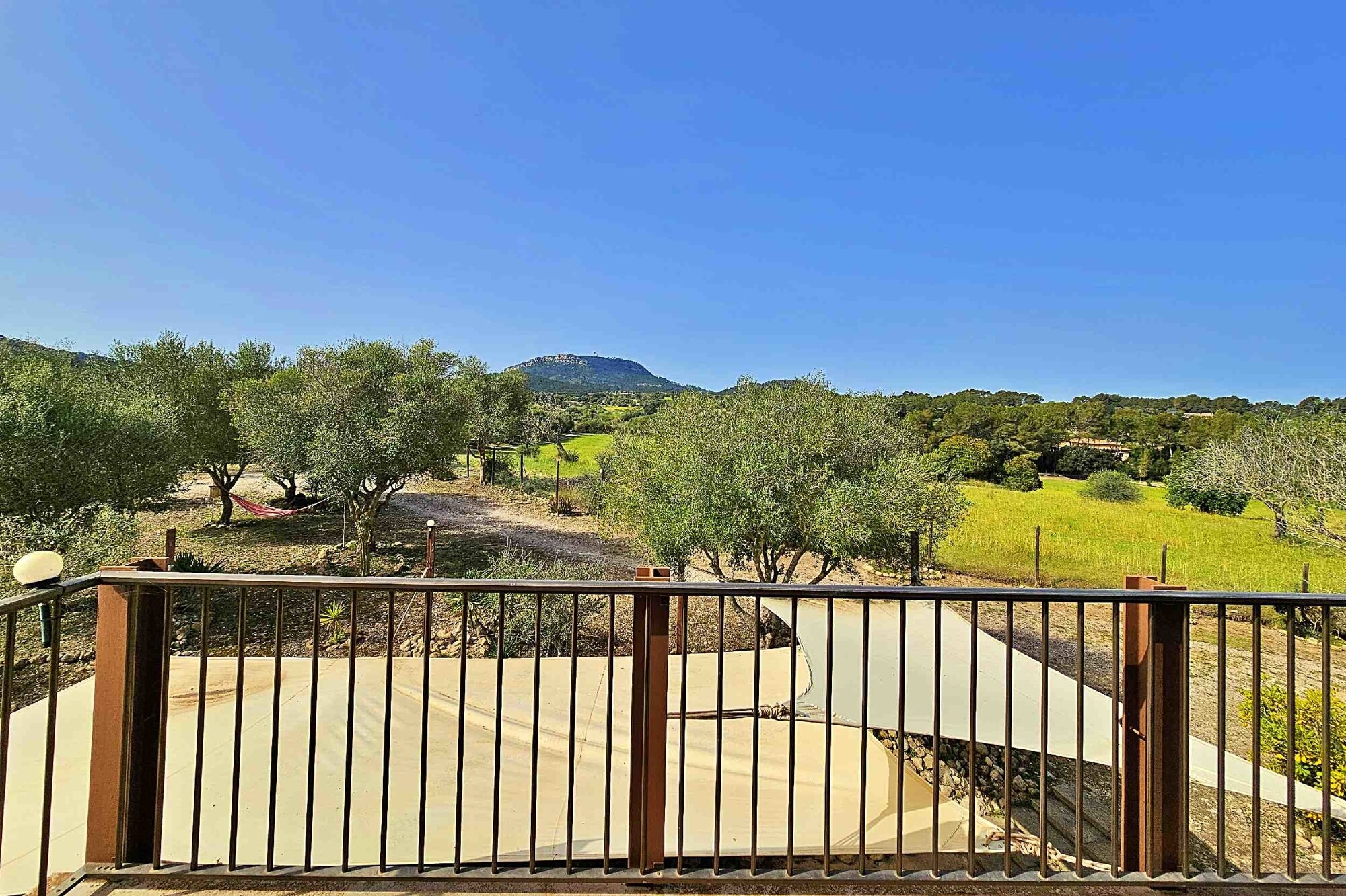 Country house with lots of potential including rental license