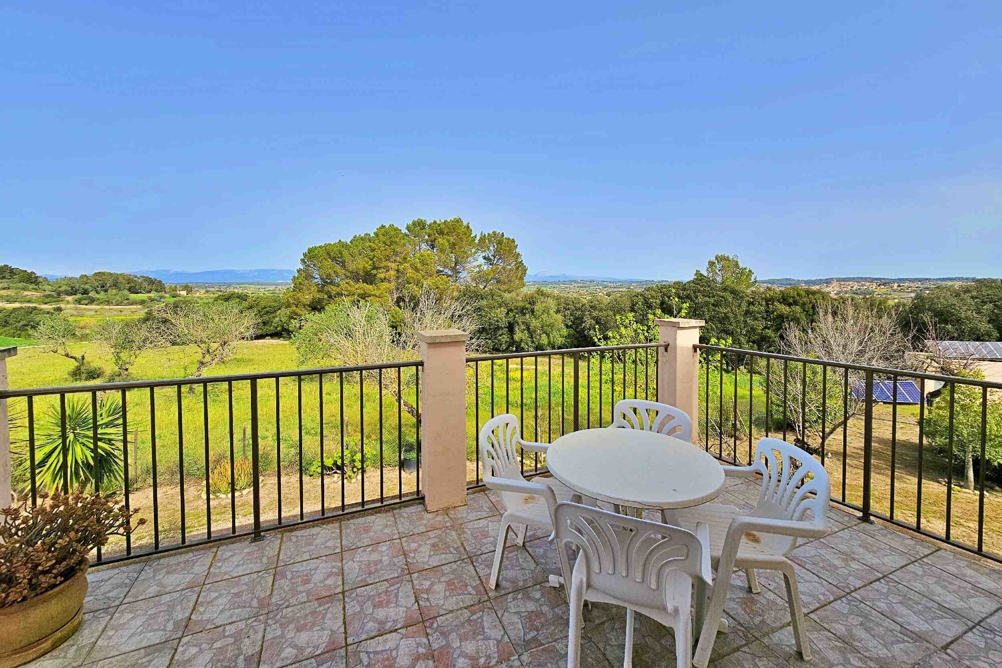 Country house with lots of potential including rental license