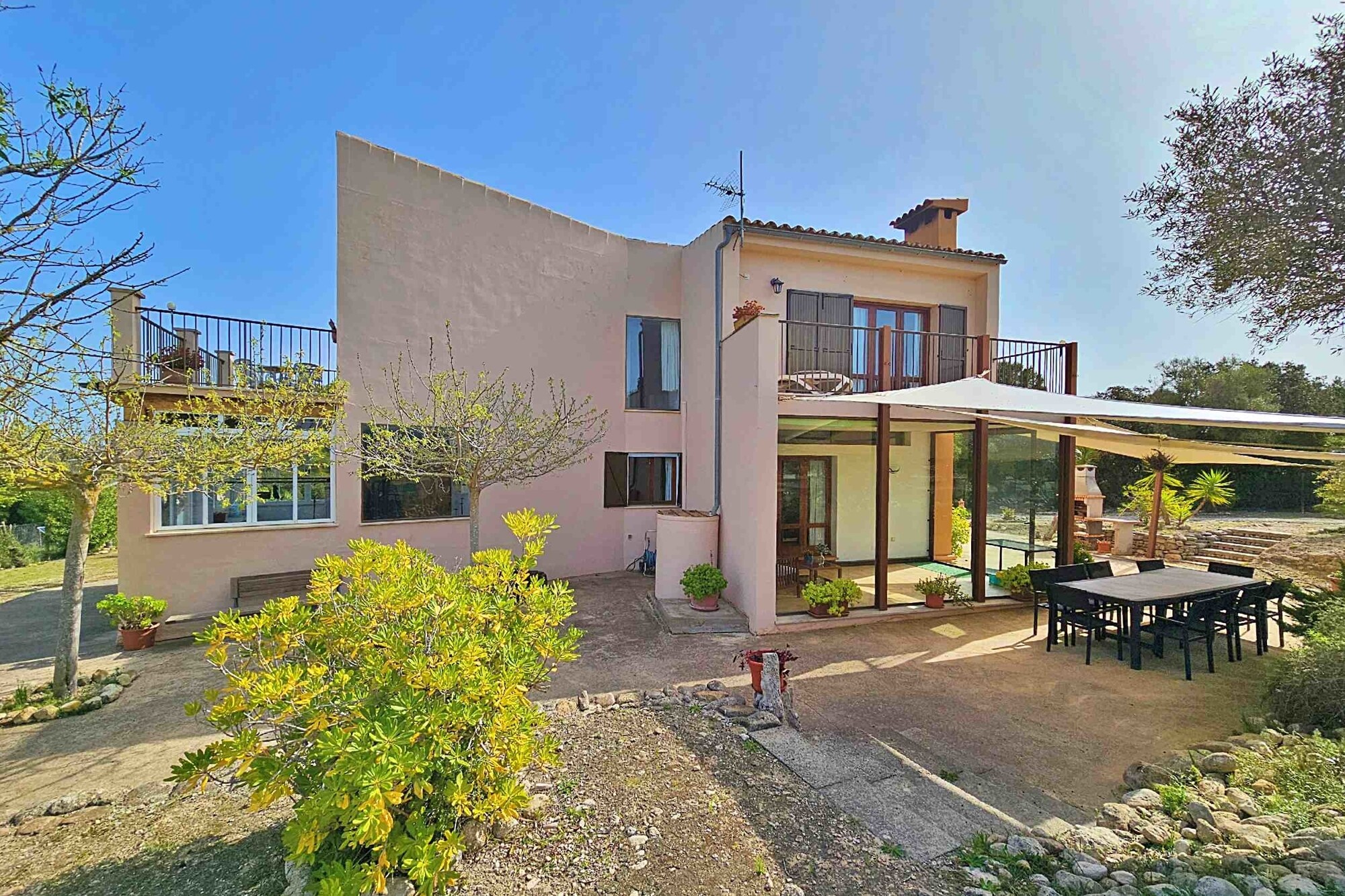 Country house with lots of potential including rental license