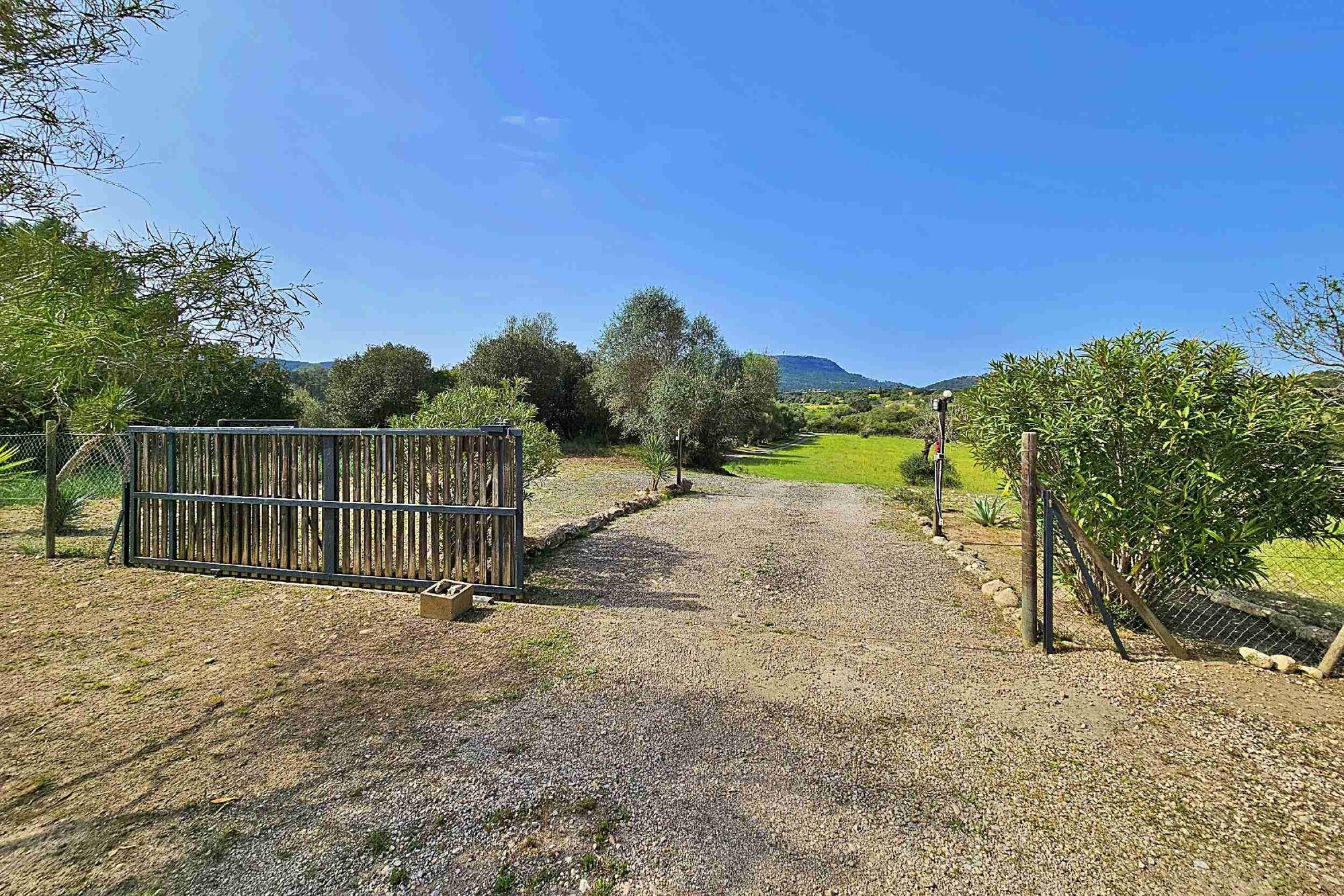 Country house with lots of potential including rental license