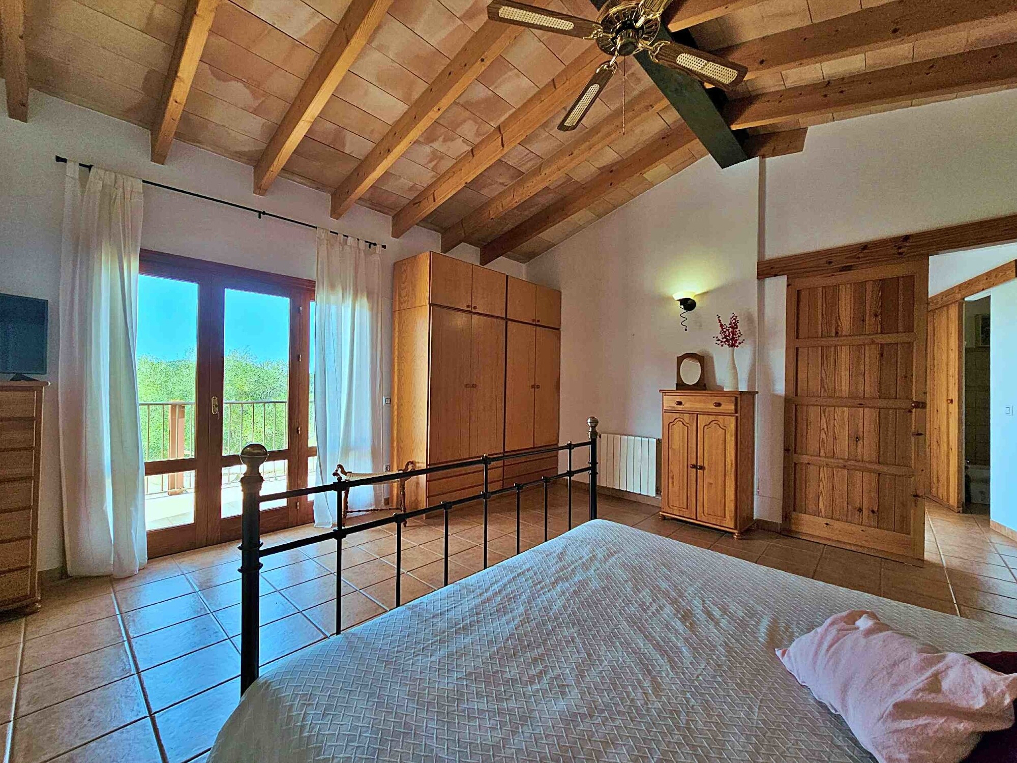 Country house with lots of potential including rental license