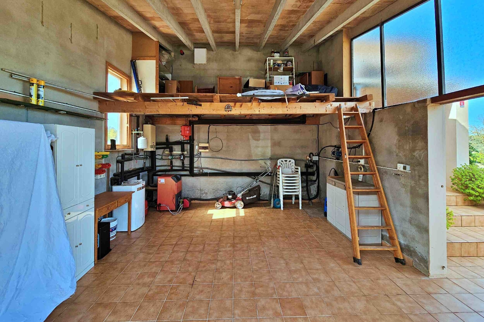 Country house with lots of potential including rental license