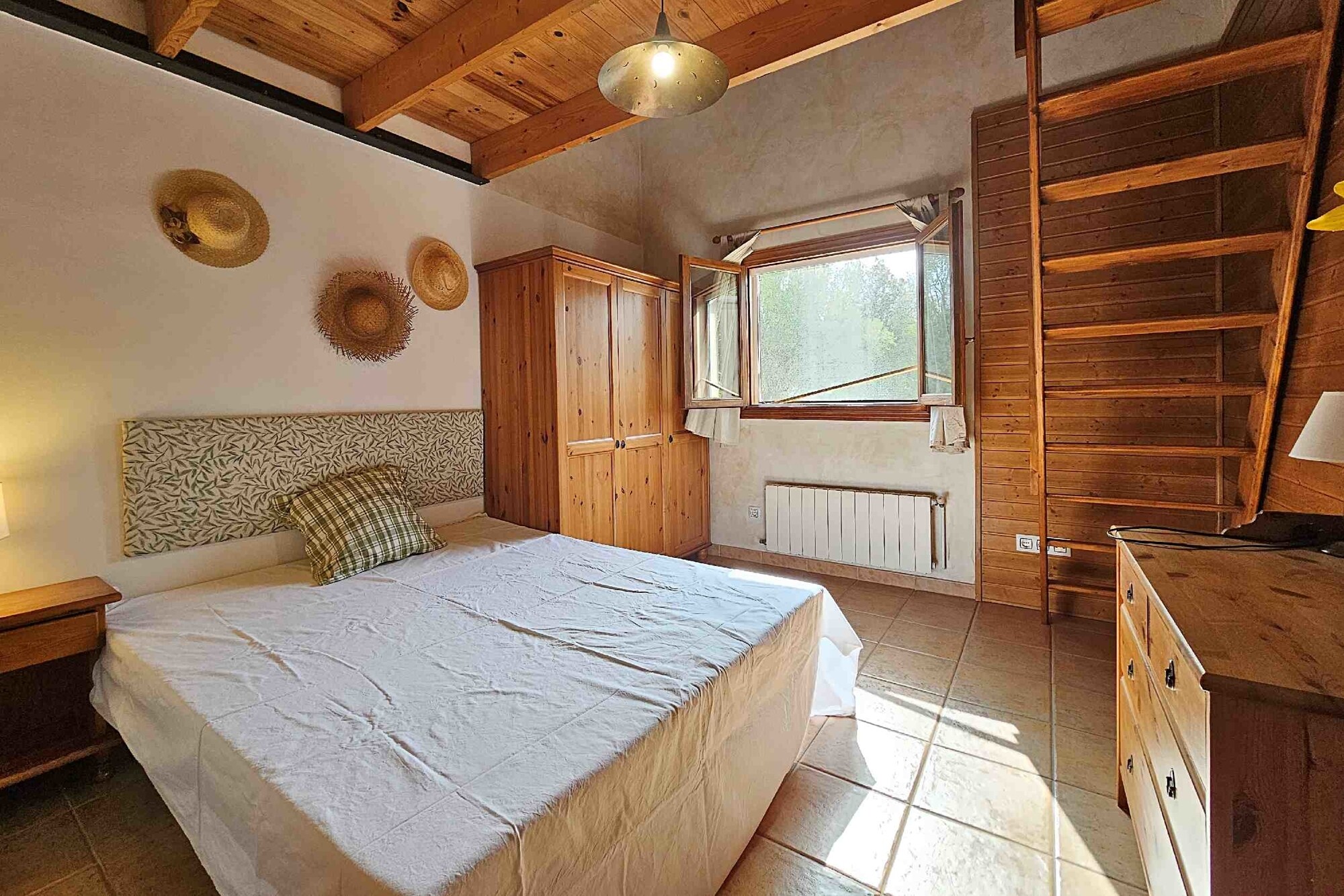 Country house with lots of potential including rental license
