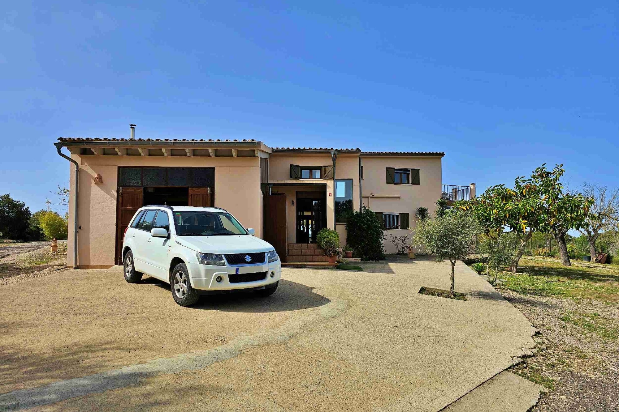 Country house with lots of potential including rental license