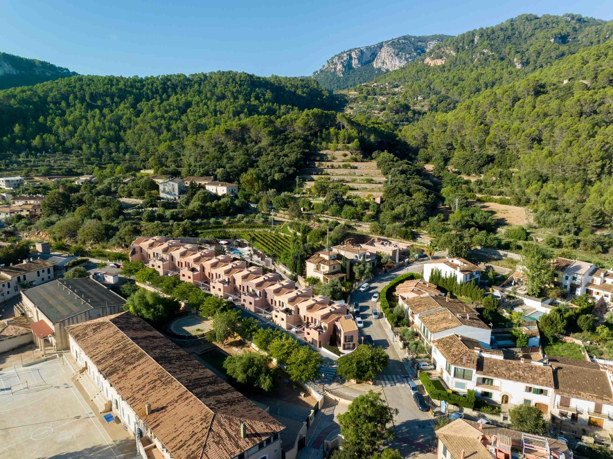 NUEVA CONSTRUCCIÓN (en construcción): Adosado de esquina con gran jardín