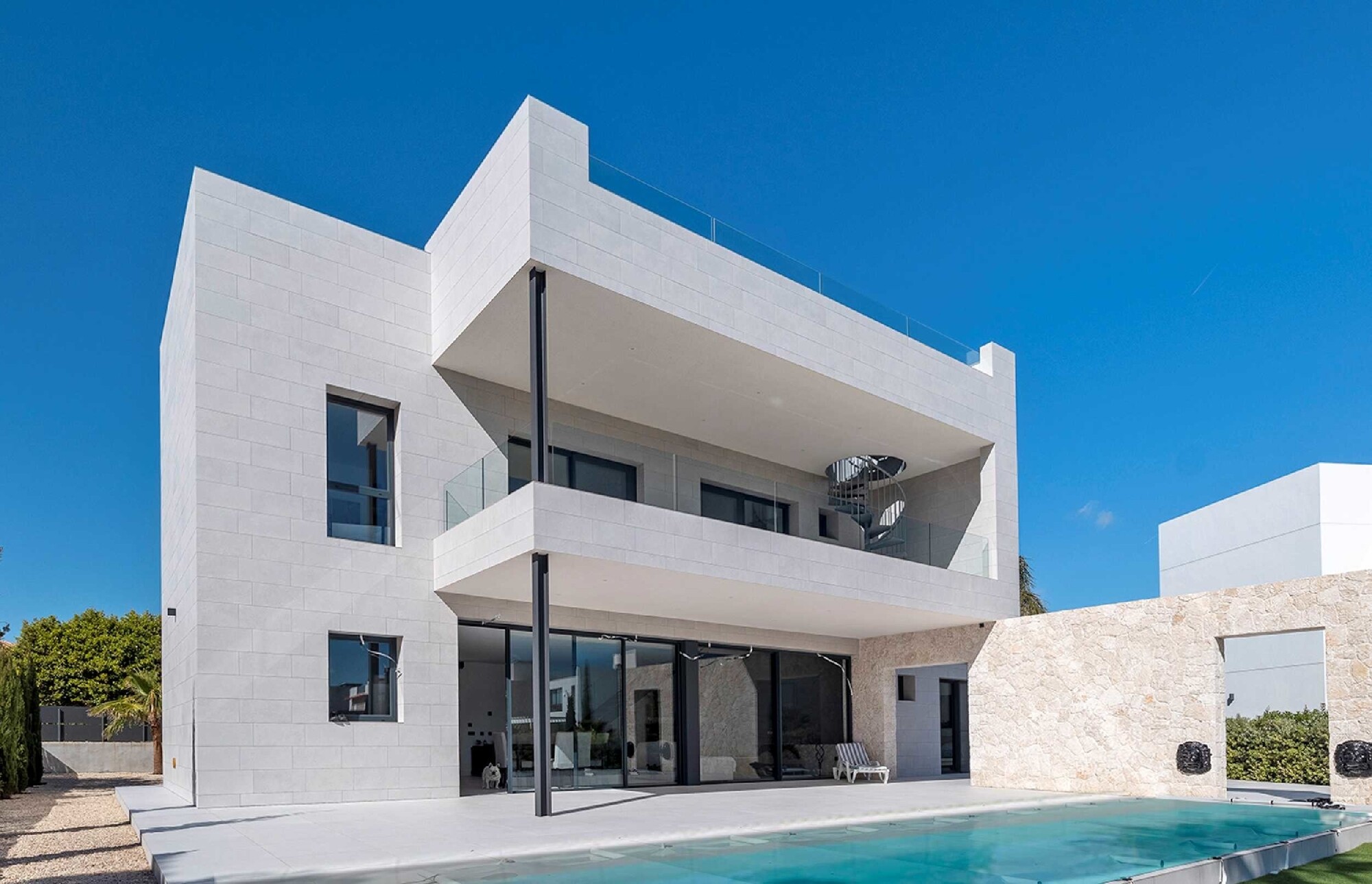 Villa im minimalistischem Design mit Meerblick