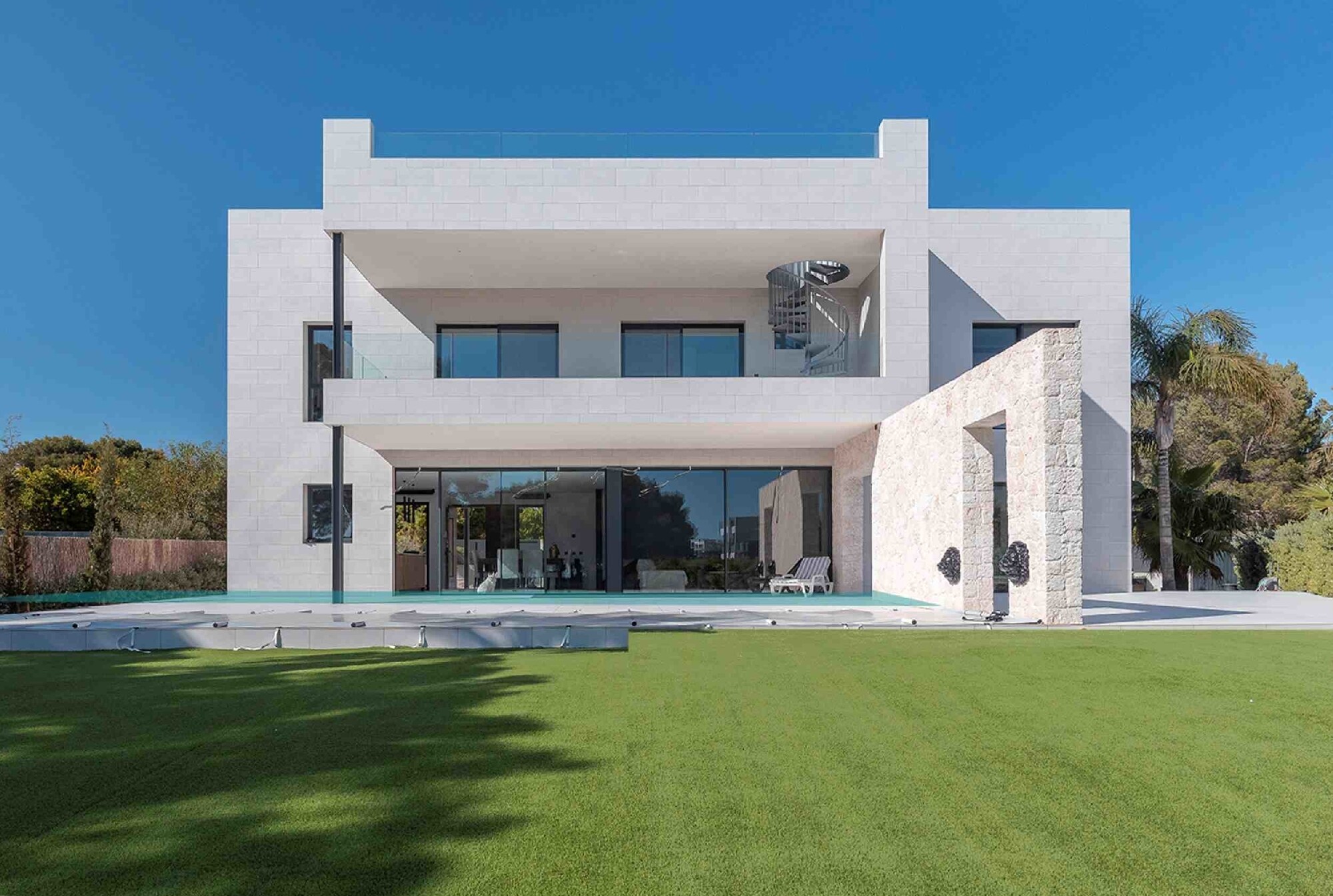 Villa im minimalistischem Design mit Meerblick