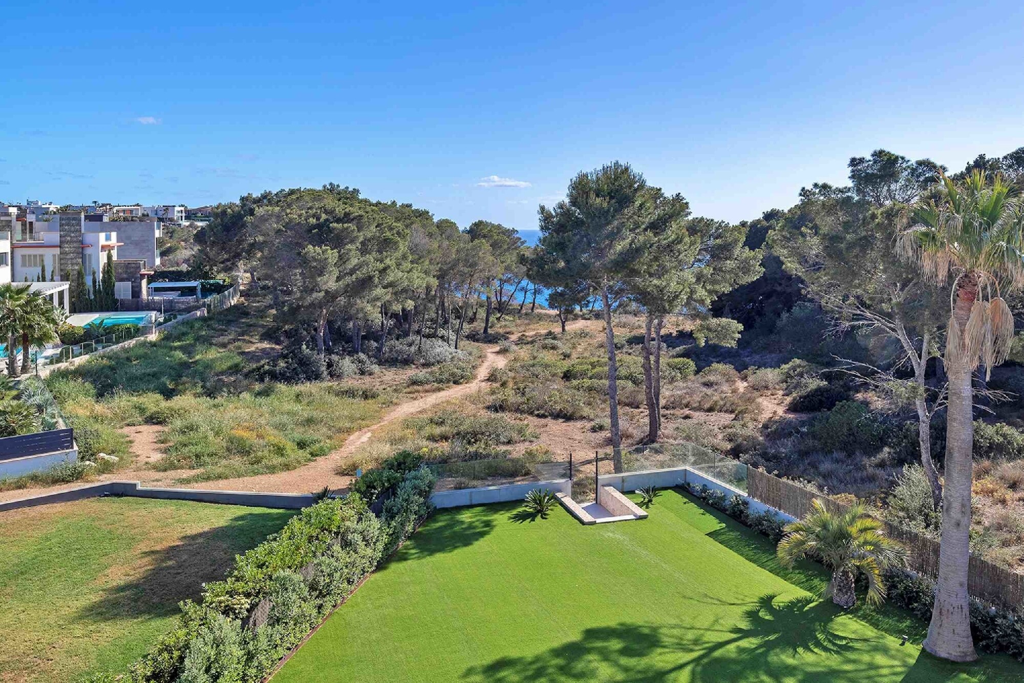Ideal detached family house with swimming pool
