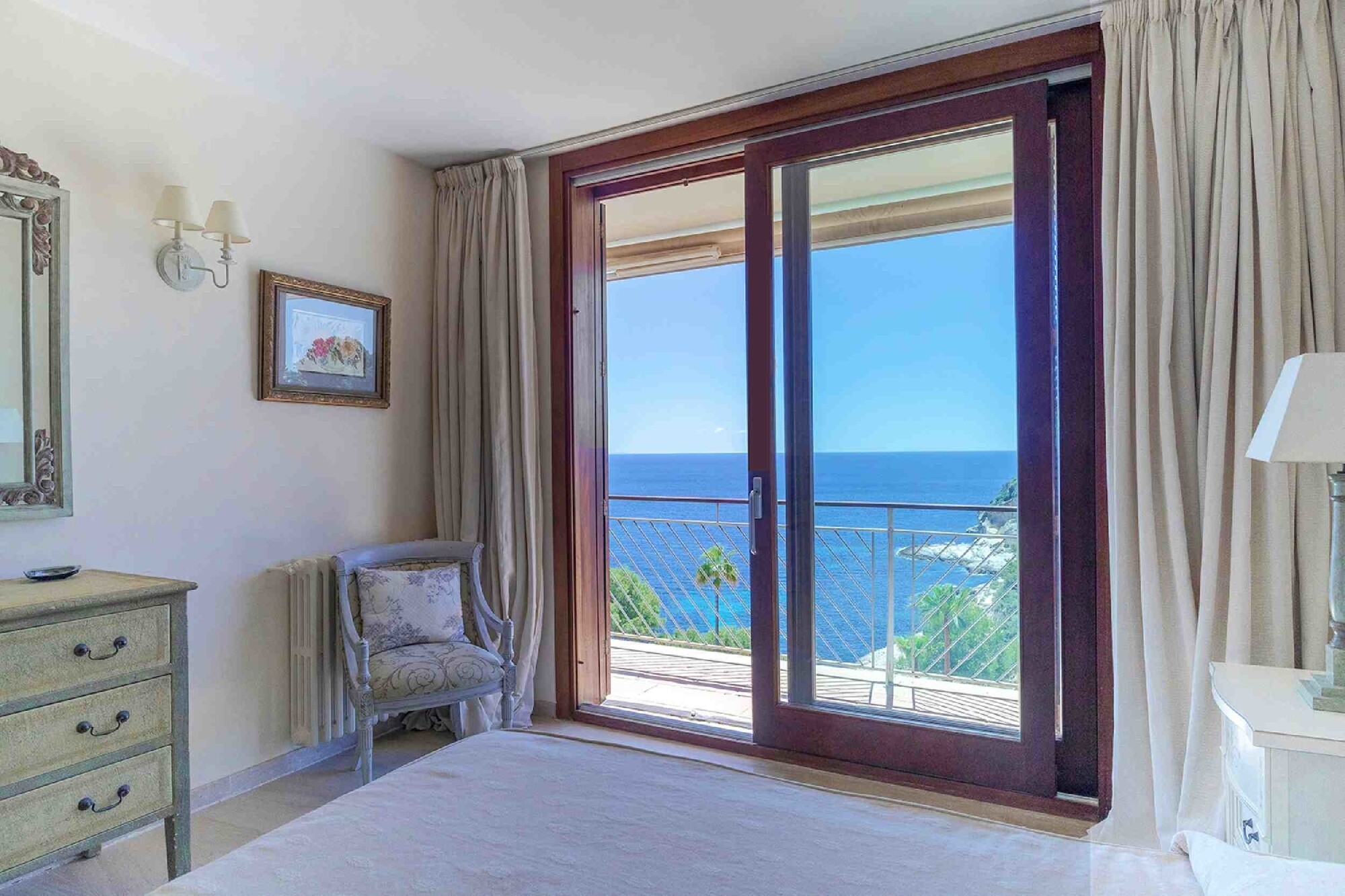 Large apartment right by the sea with a fantastic view