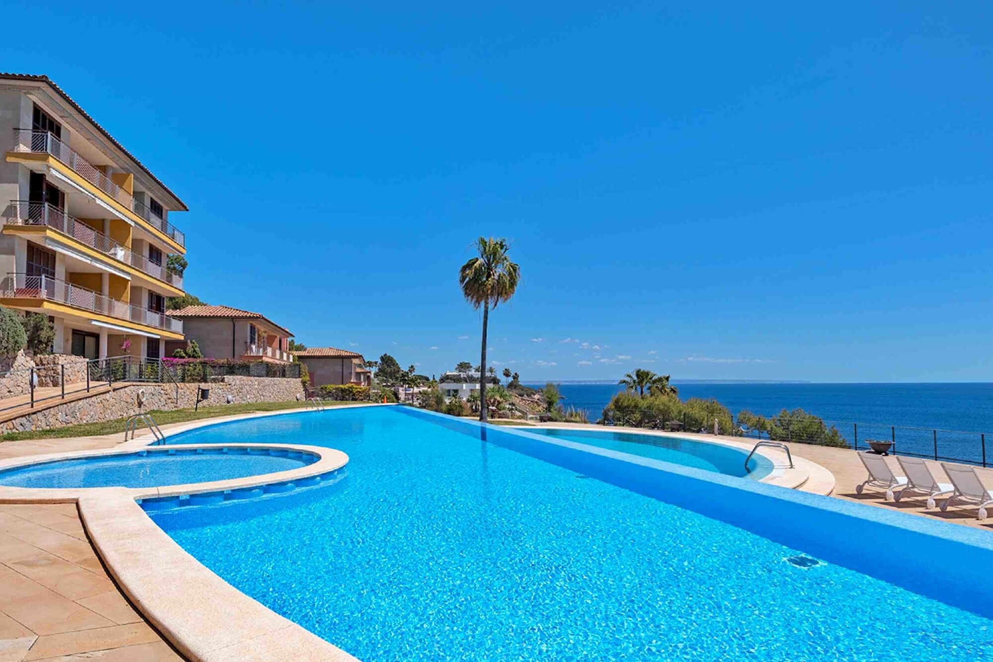 Large apartment right by the sea with a fantastic view