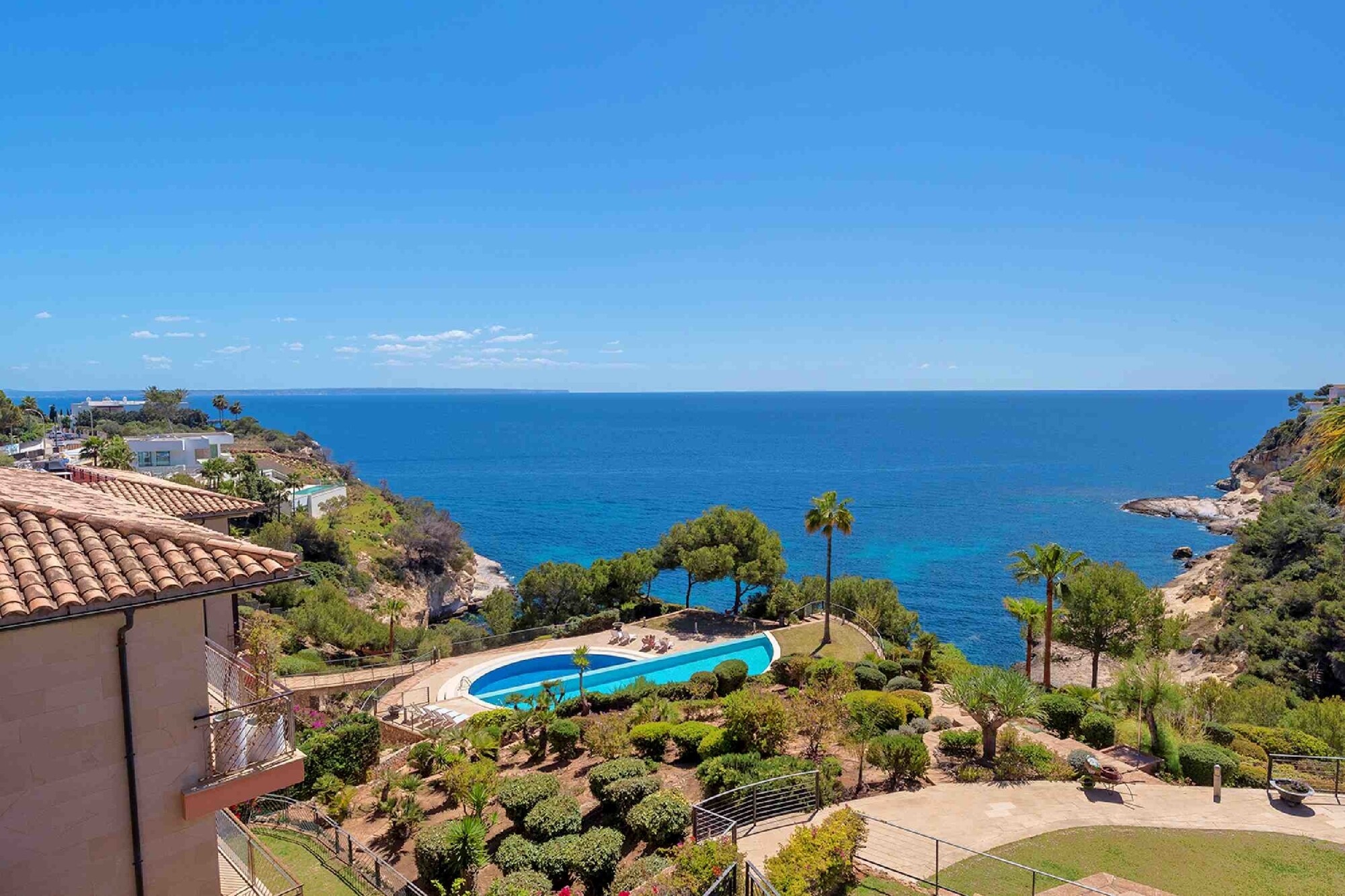 Large apartment right by the sea with a fantastic view