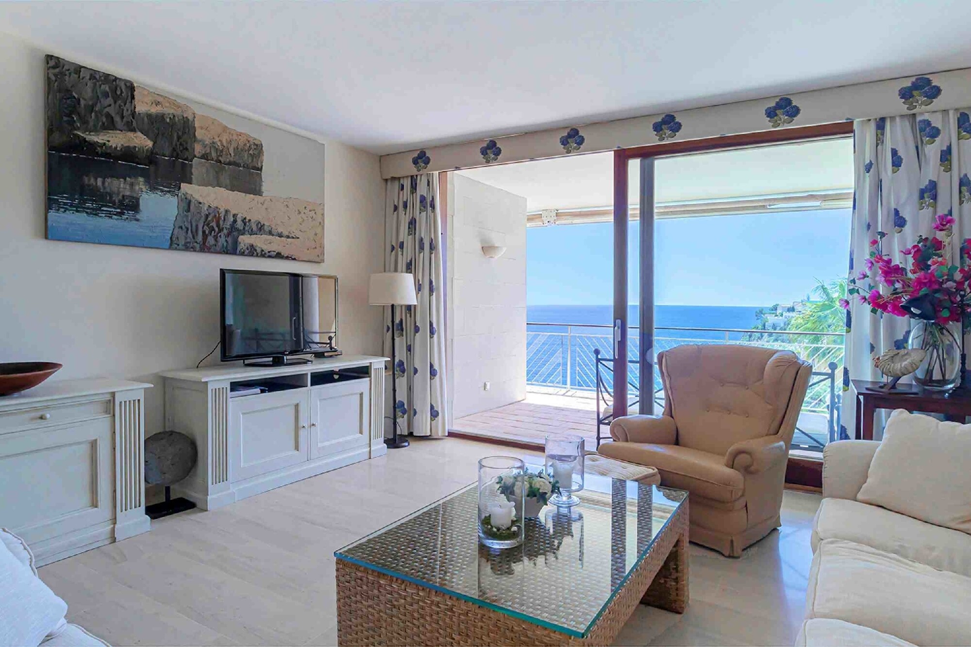 Large apartment right by the sea with a fantastic view