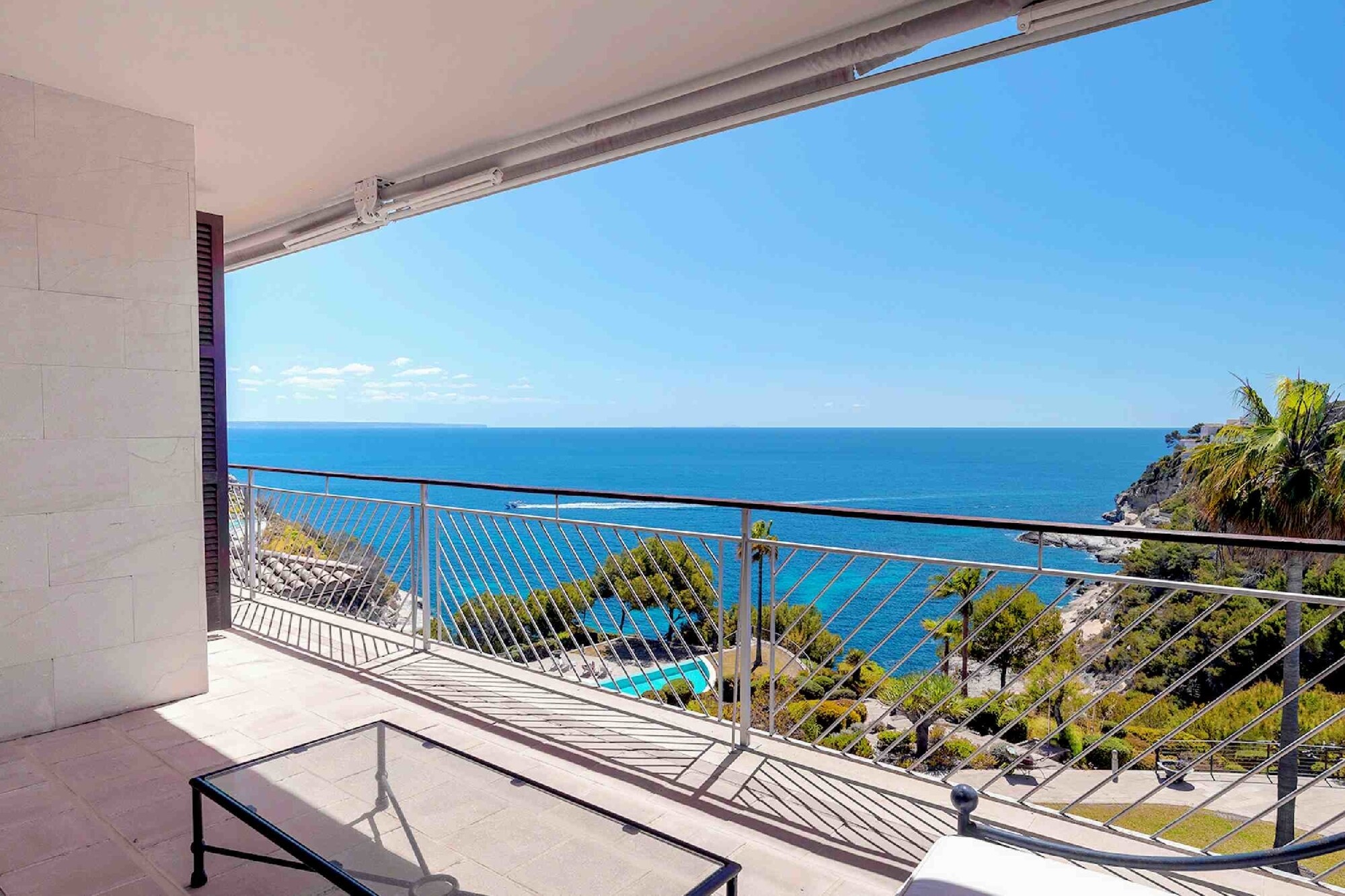 Large apartment right by the sea with a fantastic view