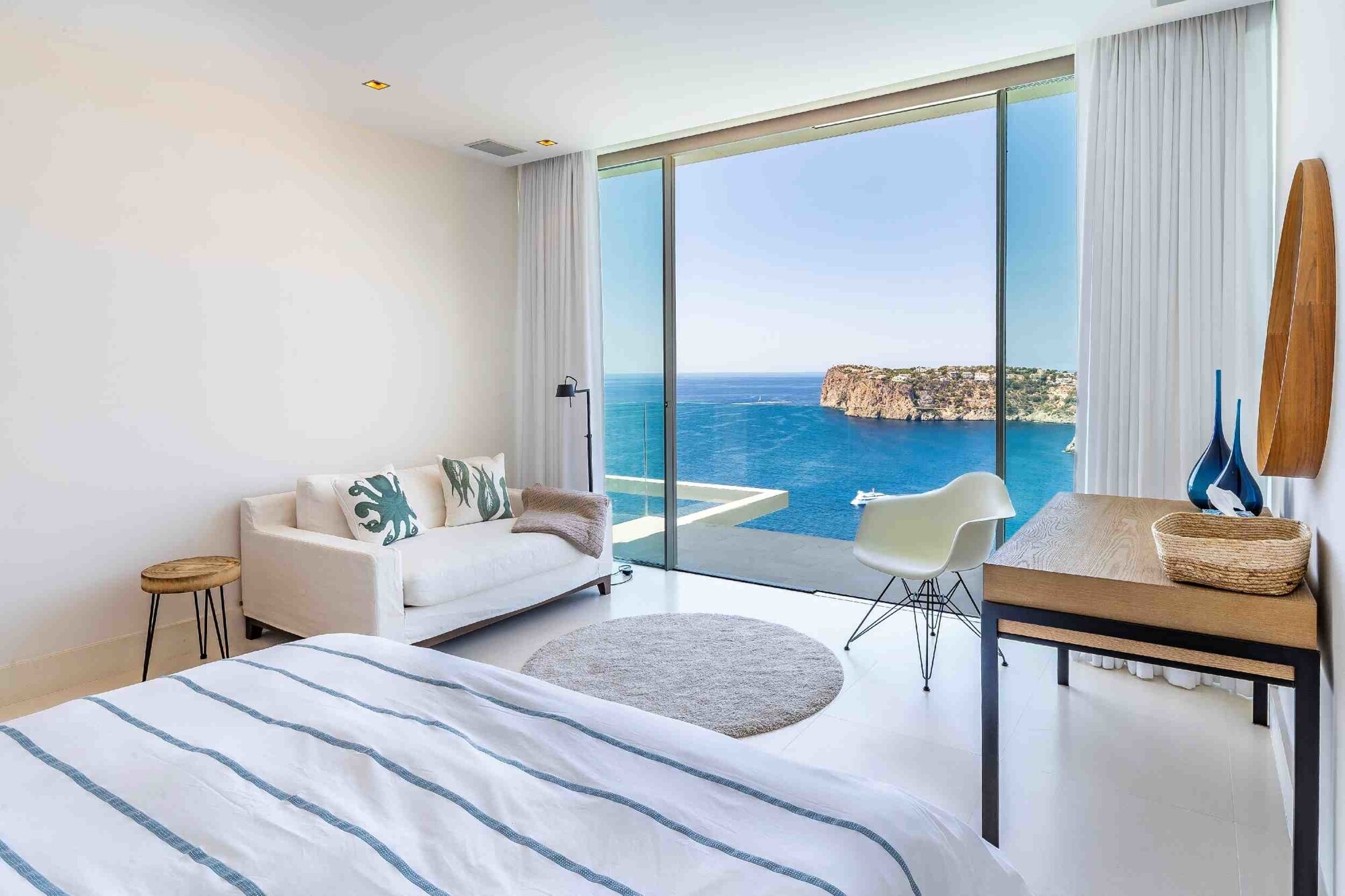 Luxurious villa with breathtaking sea views