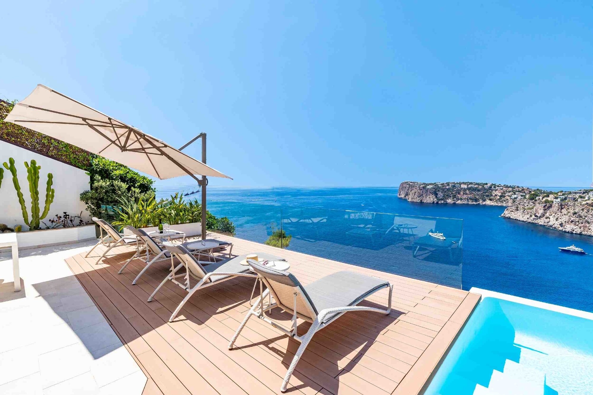 Luxurious villa with breathtaking sea views