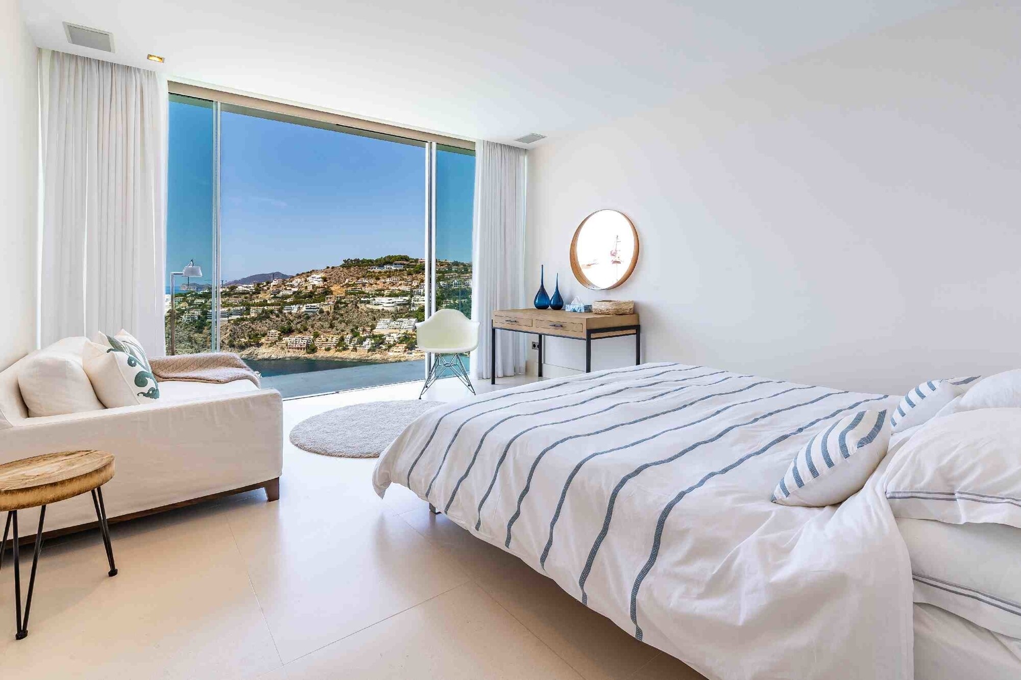 Luxurious villa with breathtaking sea views