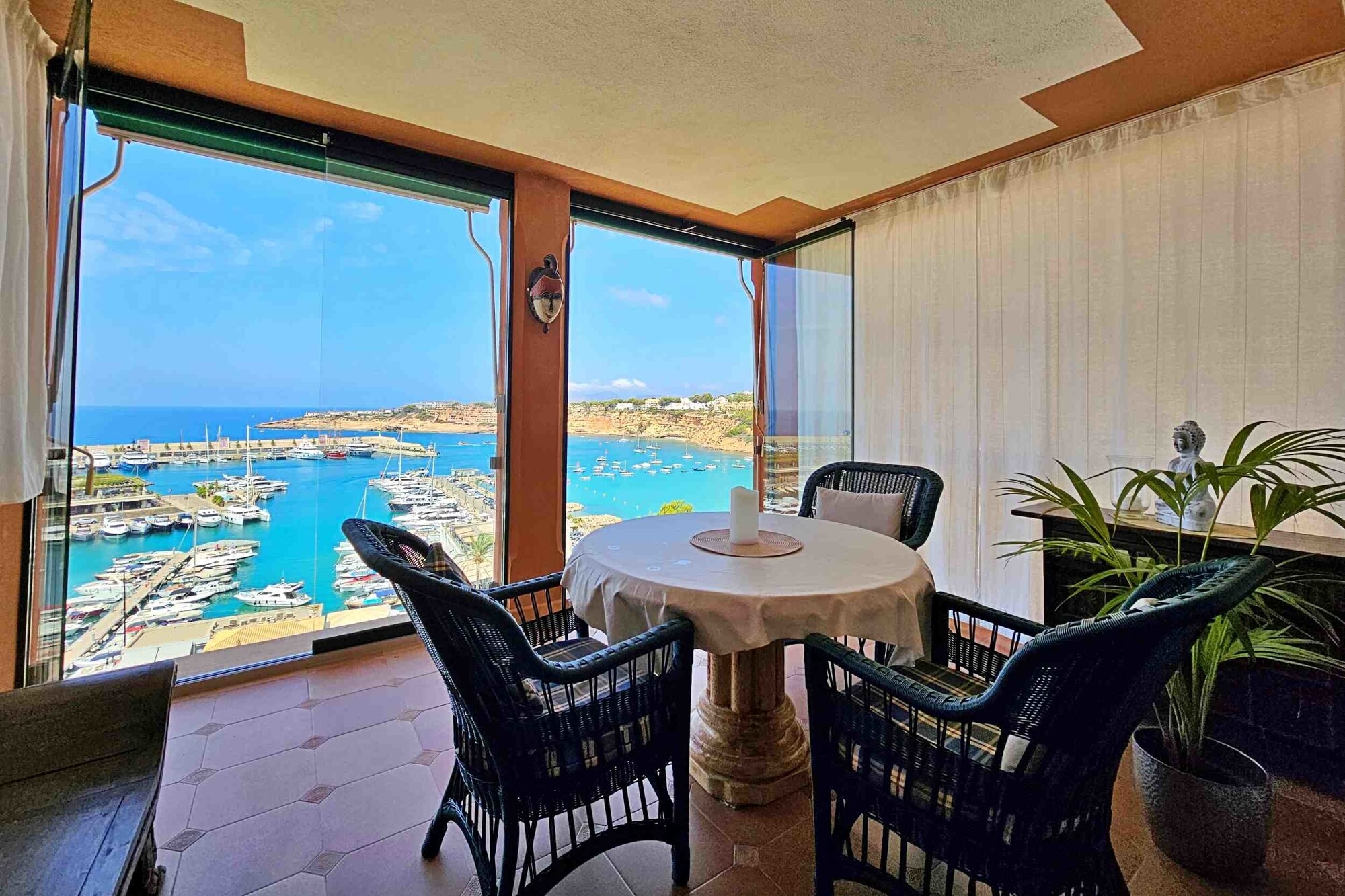 Penthouse with stunning views of the Port Adriano harbor