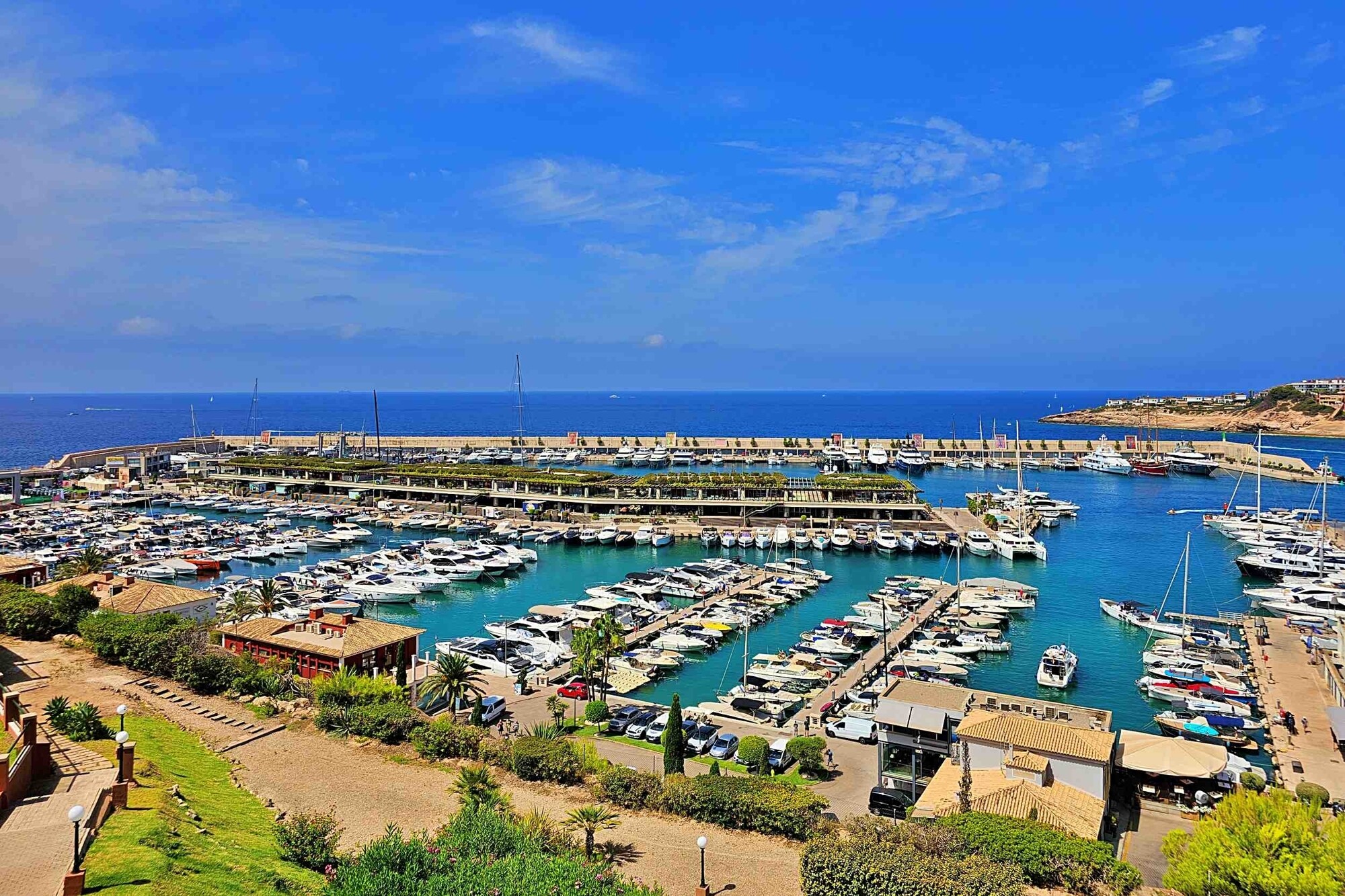 Penthouse with stunning views of the Port Adriano harbor