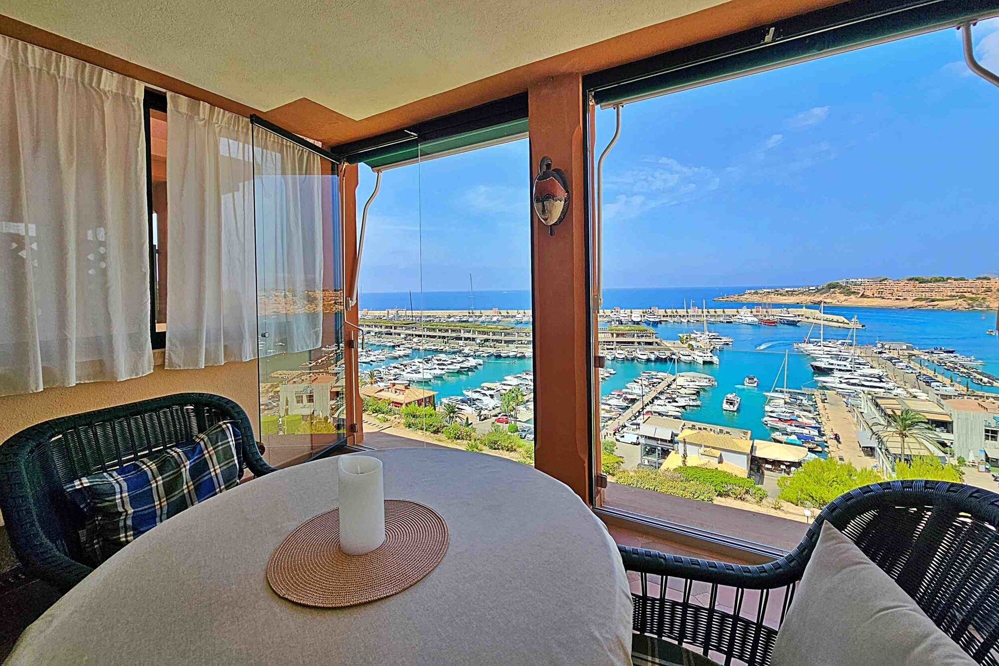 Penthouse with stunning views of the Port Adriano harbor