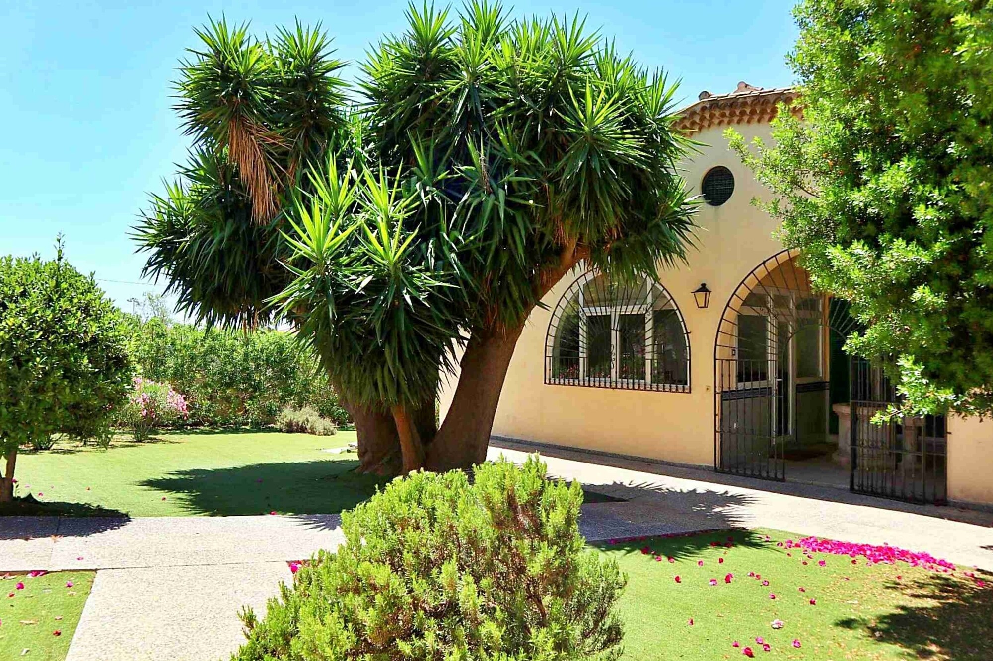 Villa con pista de tenis y vistas a la bahía de Palma