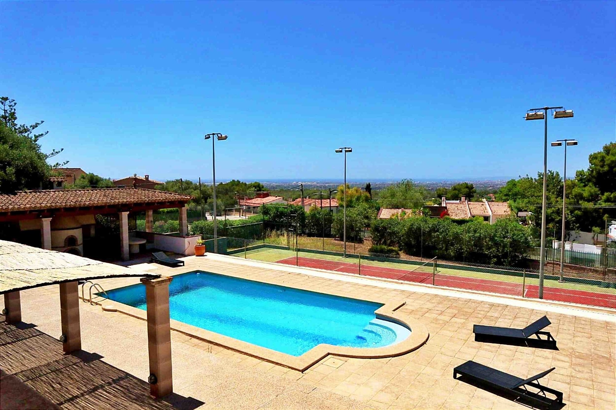 Villa mit Tennisplatz und Blick auf die Bucht von Palma