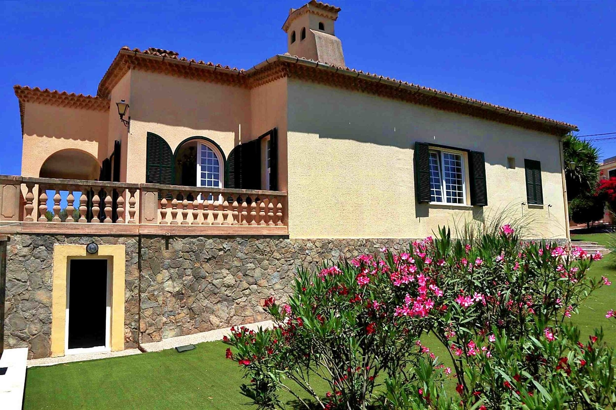 Villa mit Tennisplatz und Blick auf die Bucht von Palma