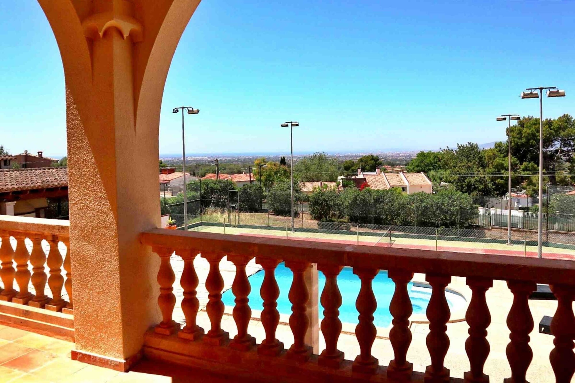 Villa mit Tennisplatz und Blick auf die Bucht von Palma