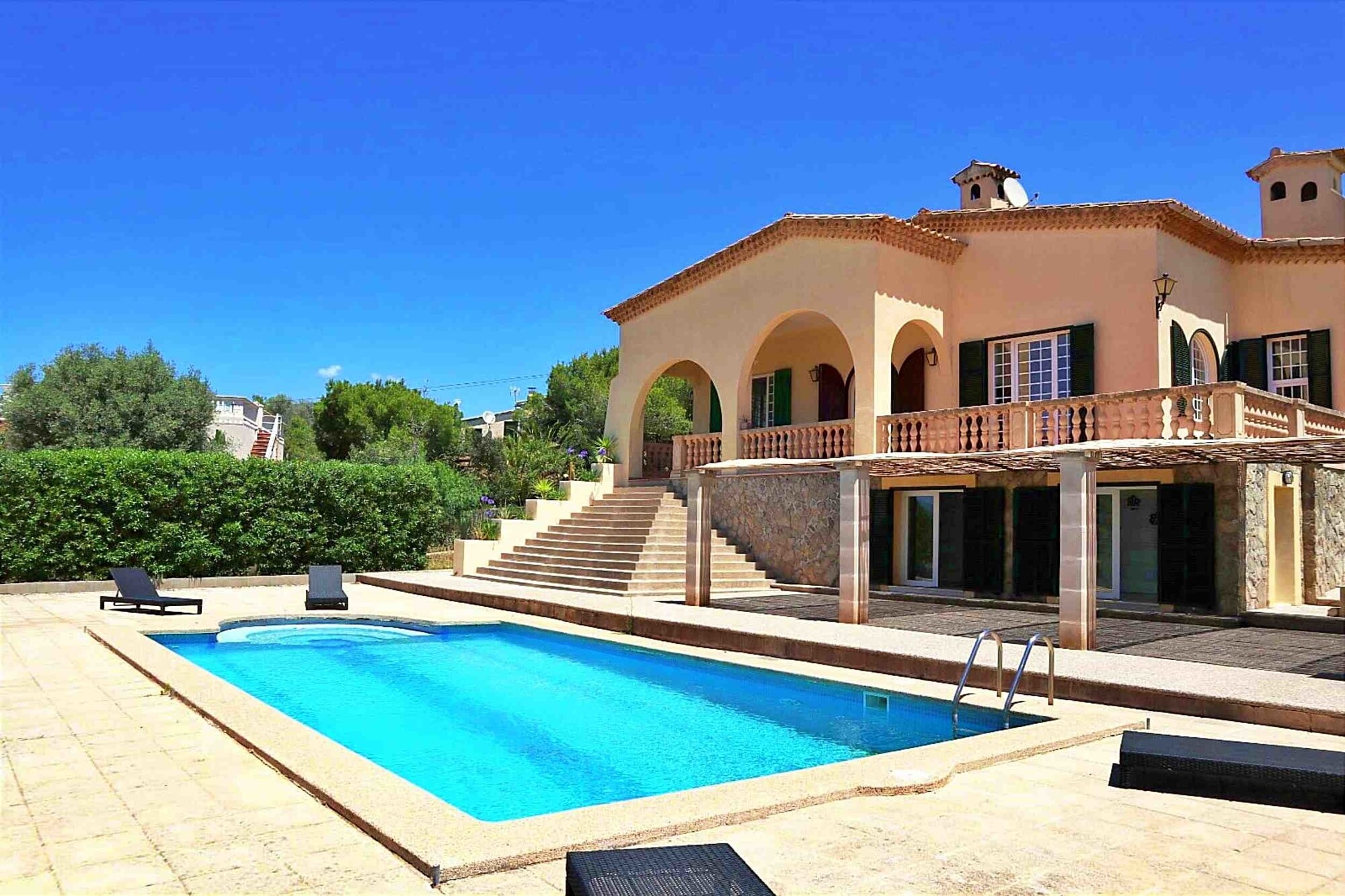 Villa con pista de tenis y vistas a la bahía de Palma