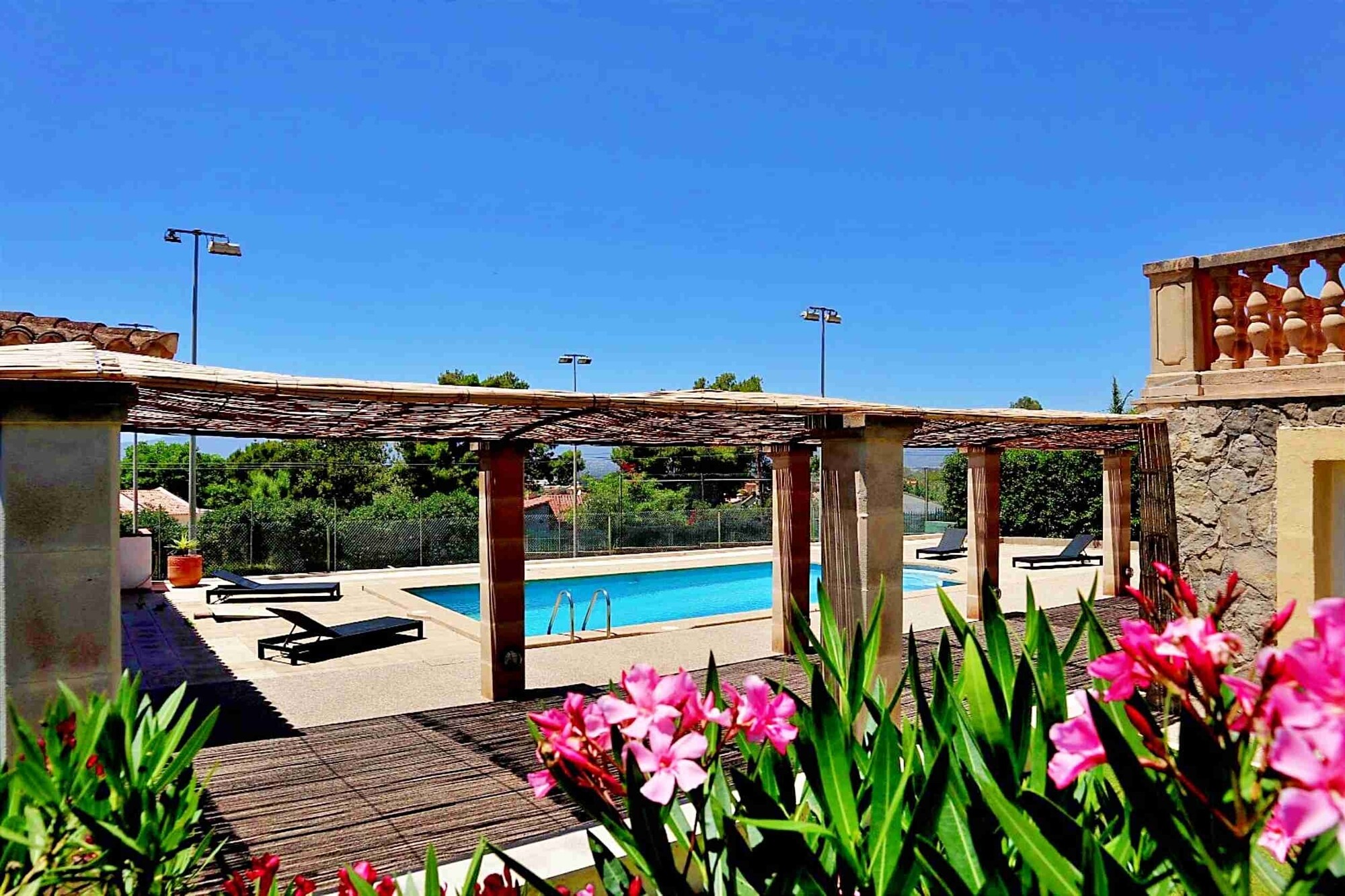 Villa mit Tennisplatz und Blick auf die Bucht von Palma