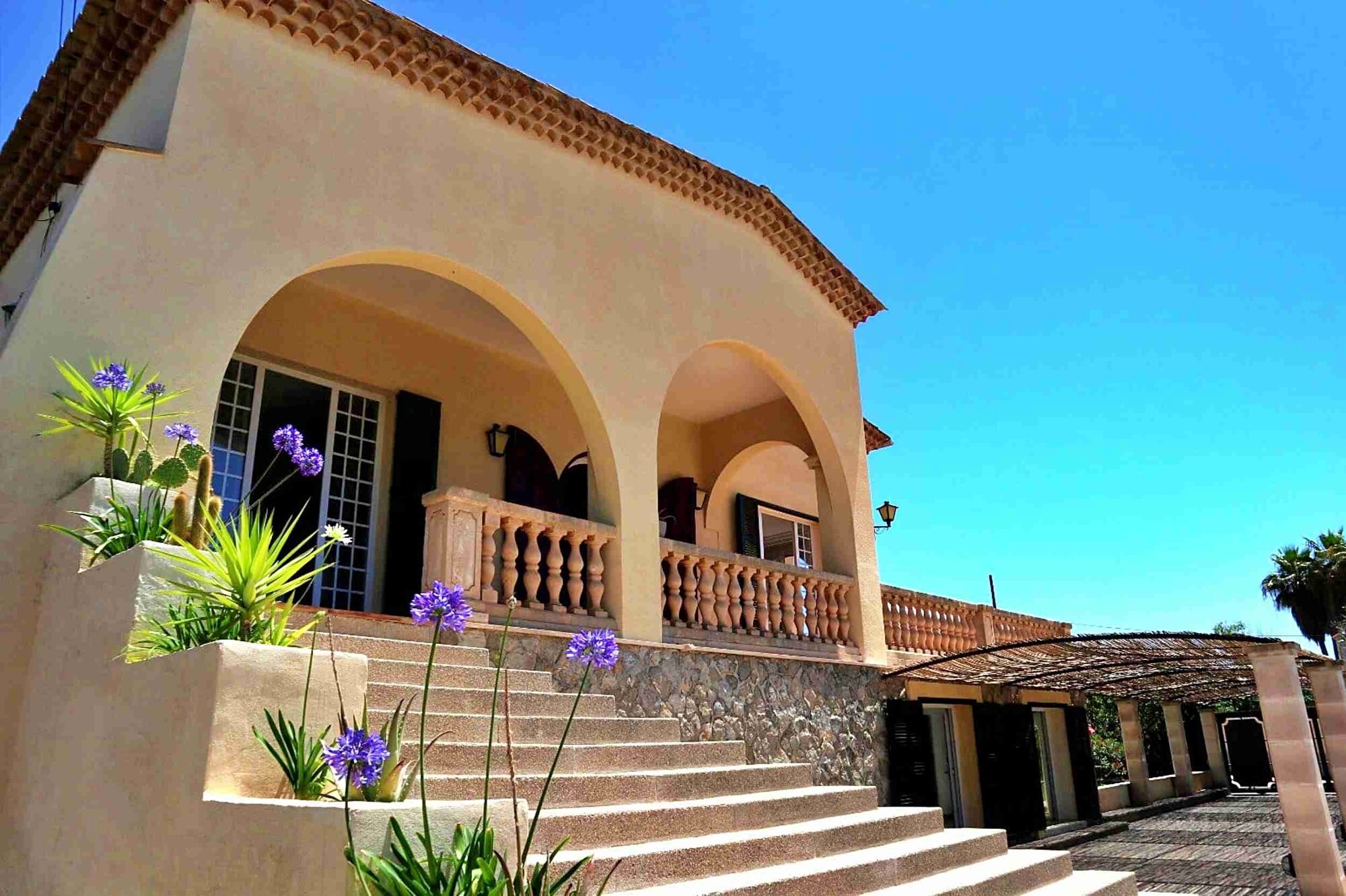 Villa mit Tennisplatz und Blick auf die Bucht von Palma